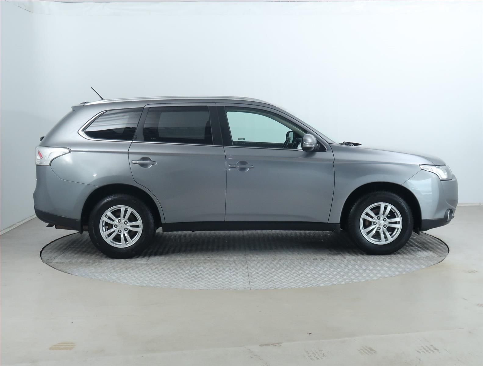 Mitsubishi Outlander, 2.0, ČR,1.maj, Serv.kniha - fotka 6