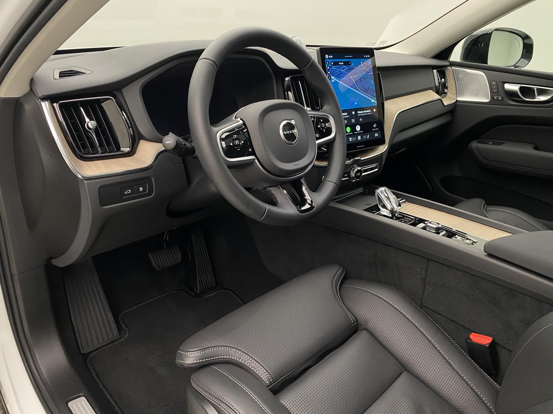 Volvo XC60, T6 AWD RECHARGE DARK PLUS CZ - fotka 4