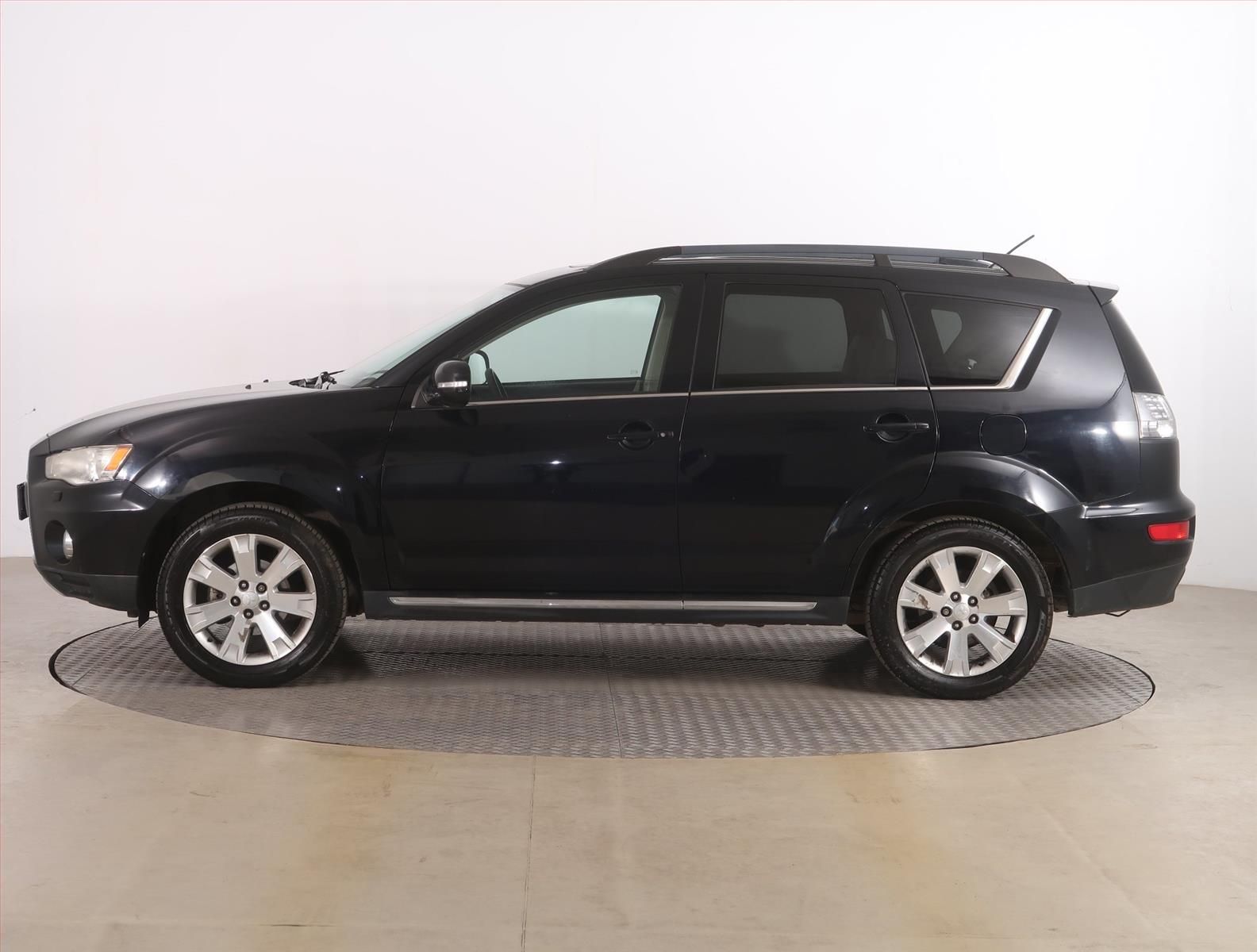 Mitsubishi Outlander, 2.2 DI-D, 4X4, 7 míst - fotka 3