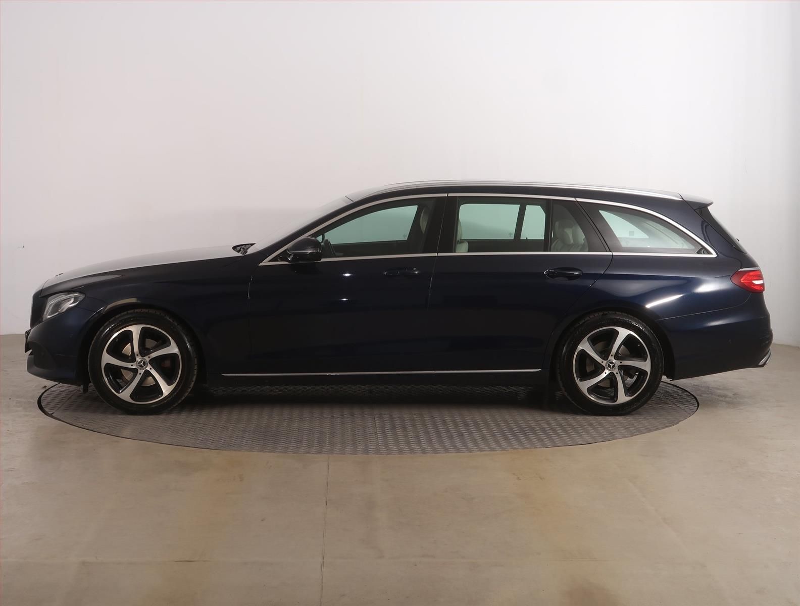Mercedes-Benz Třídy E, 200 d, Automat, Serv.kniha - fotka 3