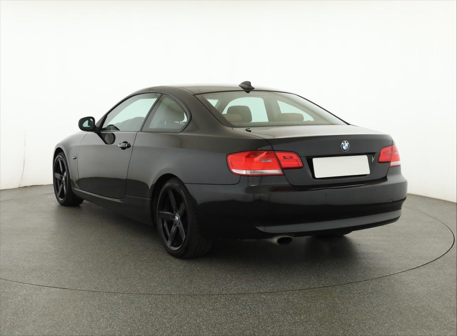BMW Řada 3, 320 i, Kožené sedačky, Xenony - fotka 4