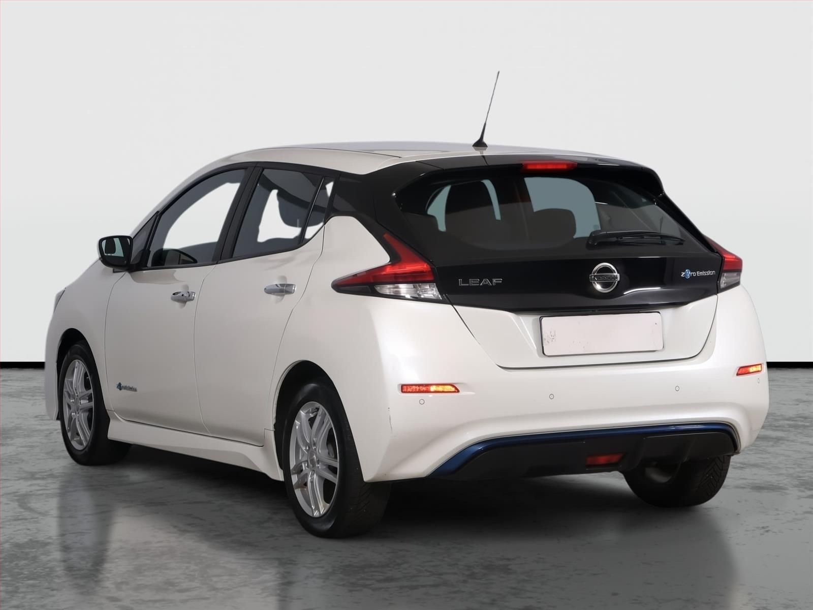 Nissan LEAF, 40 kWh, SoH 87%, Automat - fotka 4