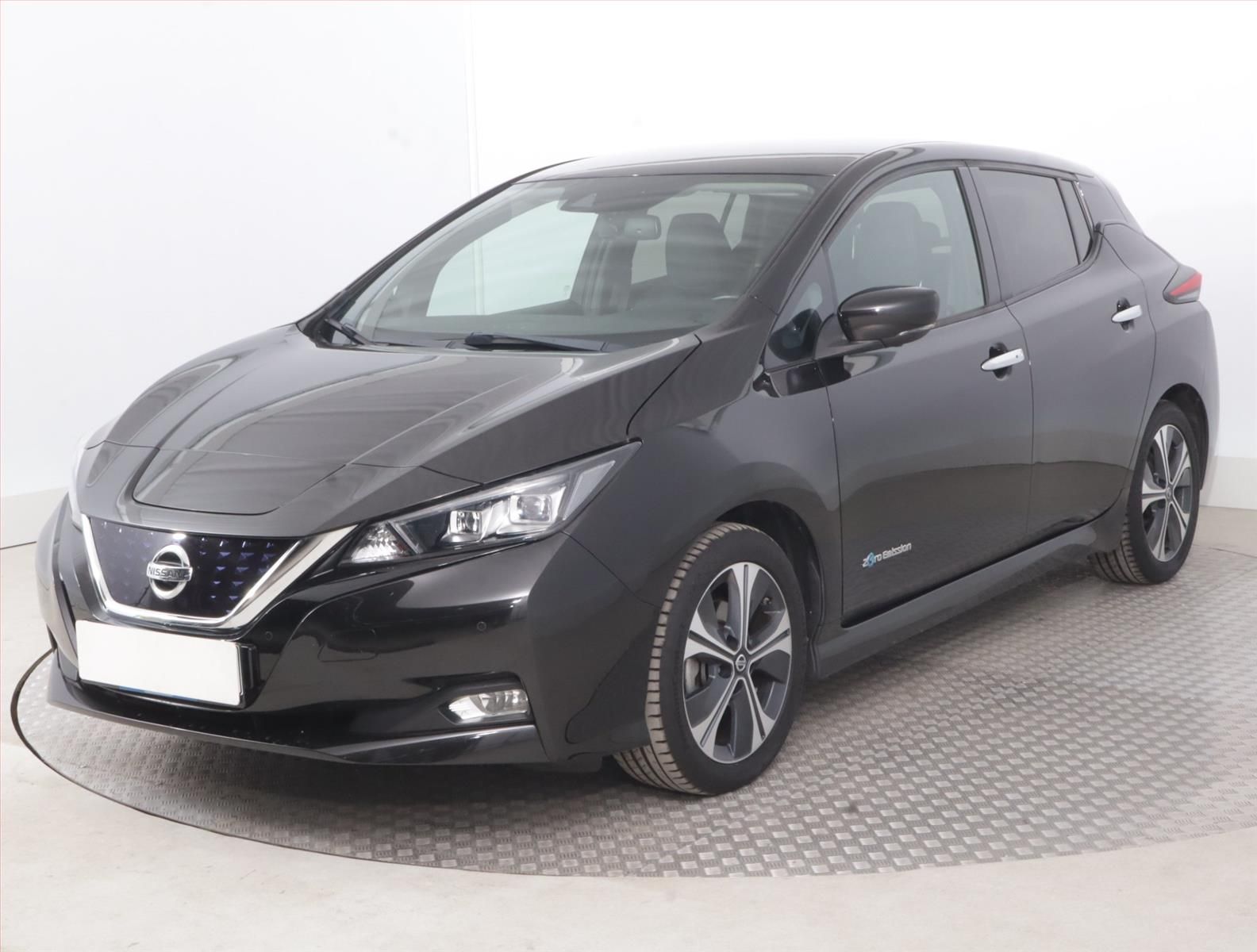 Nissan LEAF, 40 kWh, SoH 88%, Automat - fotka 2