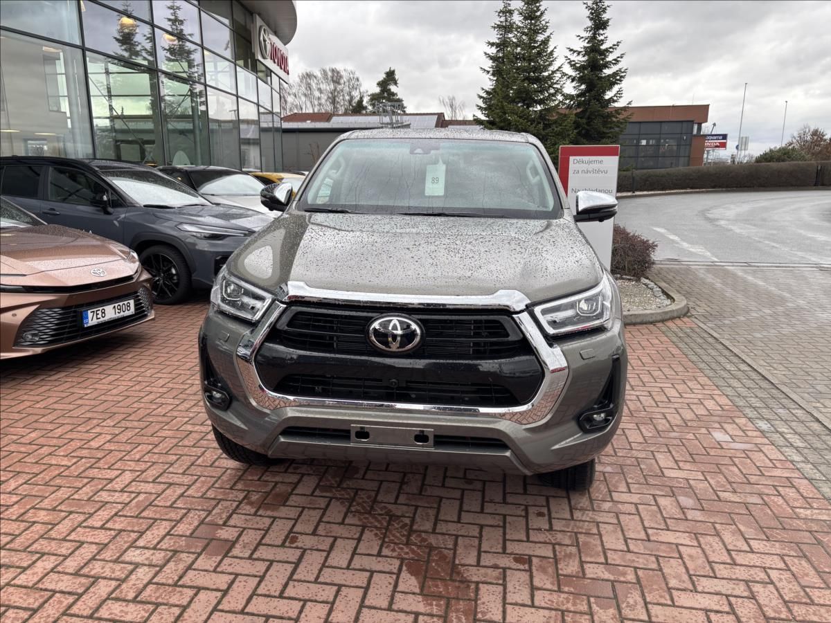 Toyota Hilux, 2,8   INVINCIBLE - fotka 3