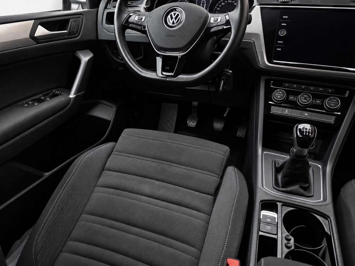 Volkswagen Passat, 1.5 TSI 110 kW R-Line LED ČR - fotka 3
