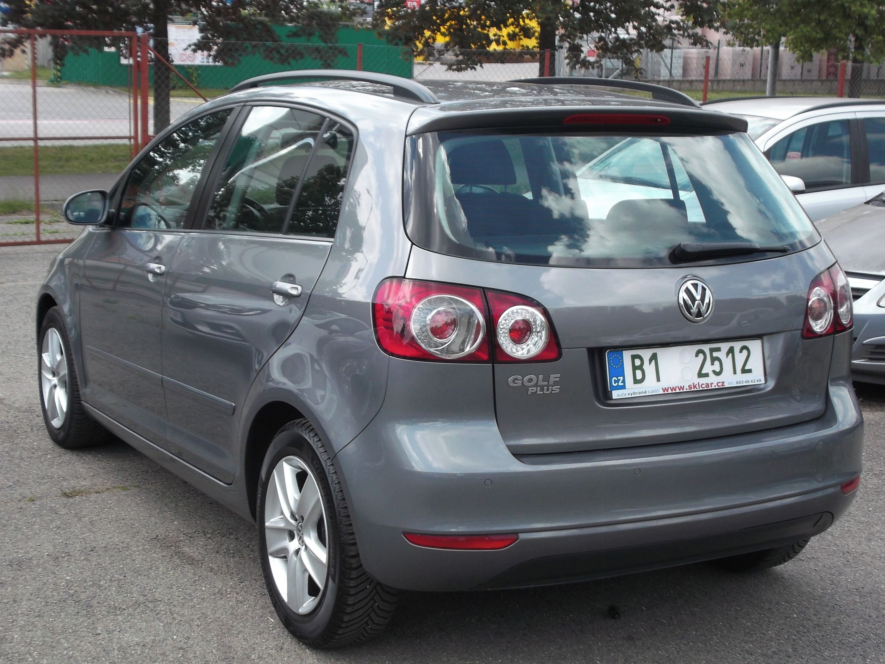 Volkswagen Golf Plus, 1,6Mpi aut.klim,parksenz,servi - fotka 5