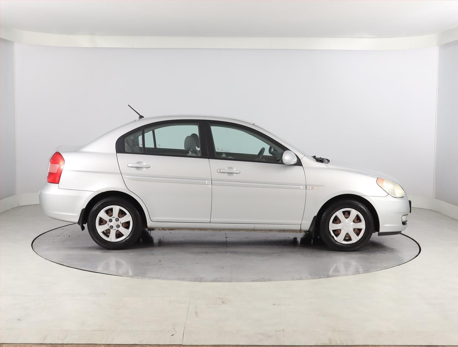 Hyundai Accent, 1.4i, po STK, rezervace - fotka 6