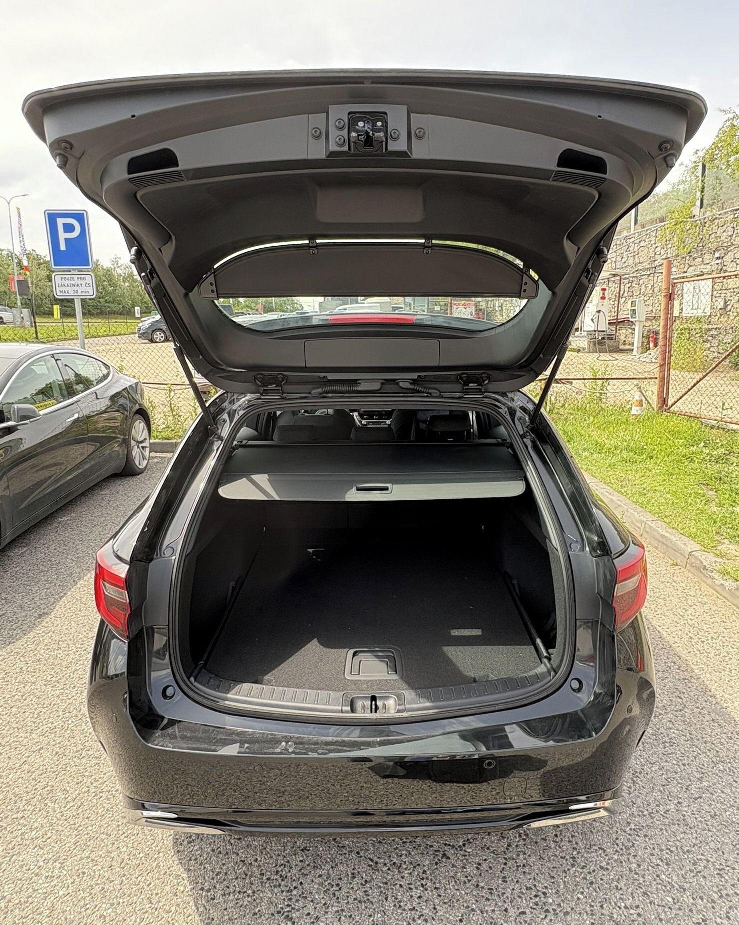 Toyota Corolla, TS 1.8HEV (140K) Comfort Tech - fotka 4