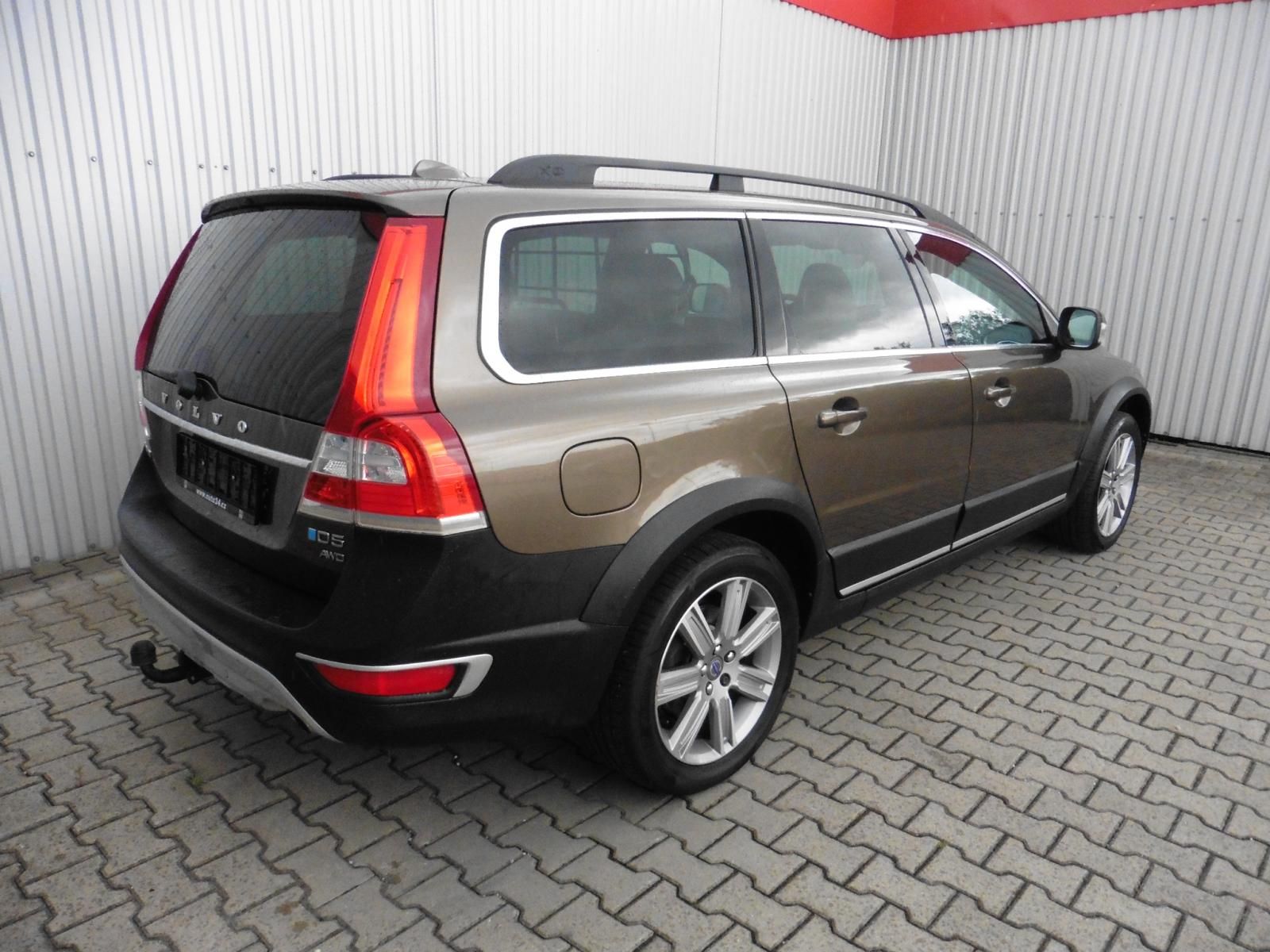 Volvo XC70, 2,4 D5 Summum AWD A/T 162kW - fotka 3