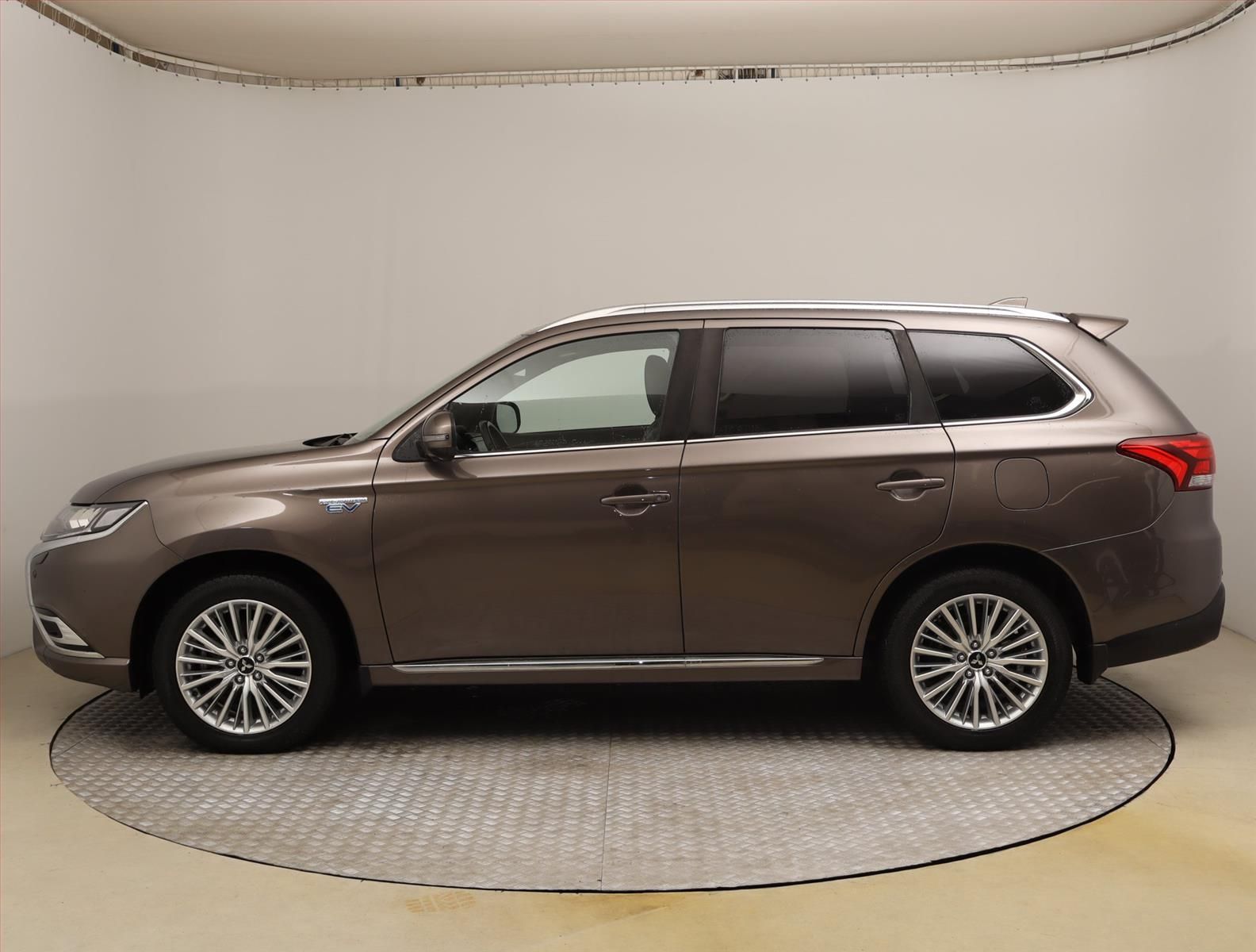 Mitsubishi Outlander, 2.4 PHEV, 4X4, Automat, Kůže - fotka 3