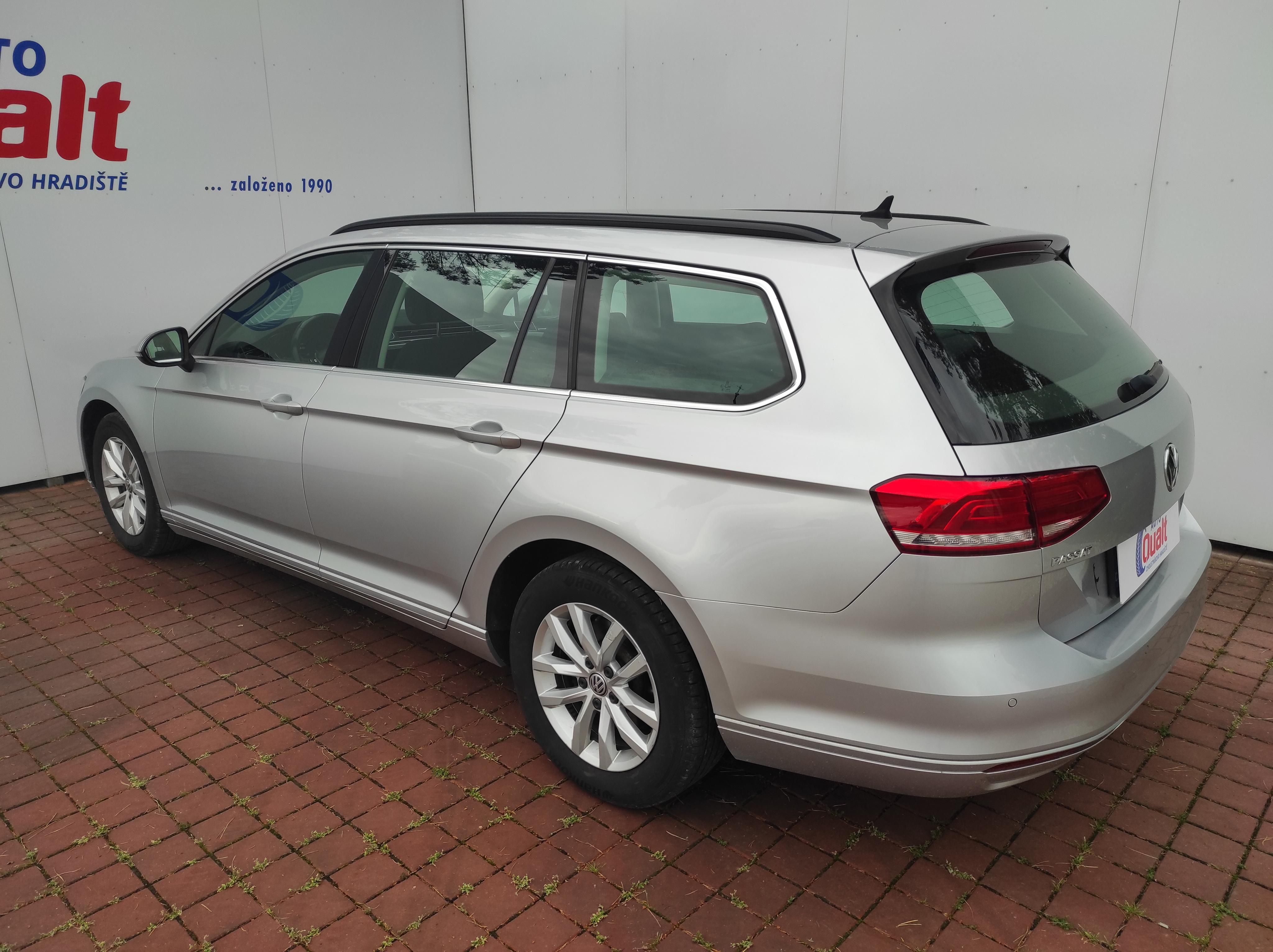 Volkswagen Passat, Kombi 2.0 TDi SERVISKA, DSG - fotka 6