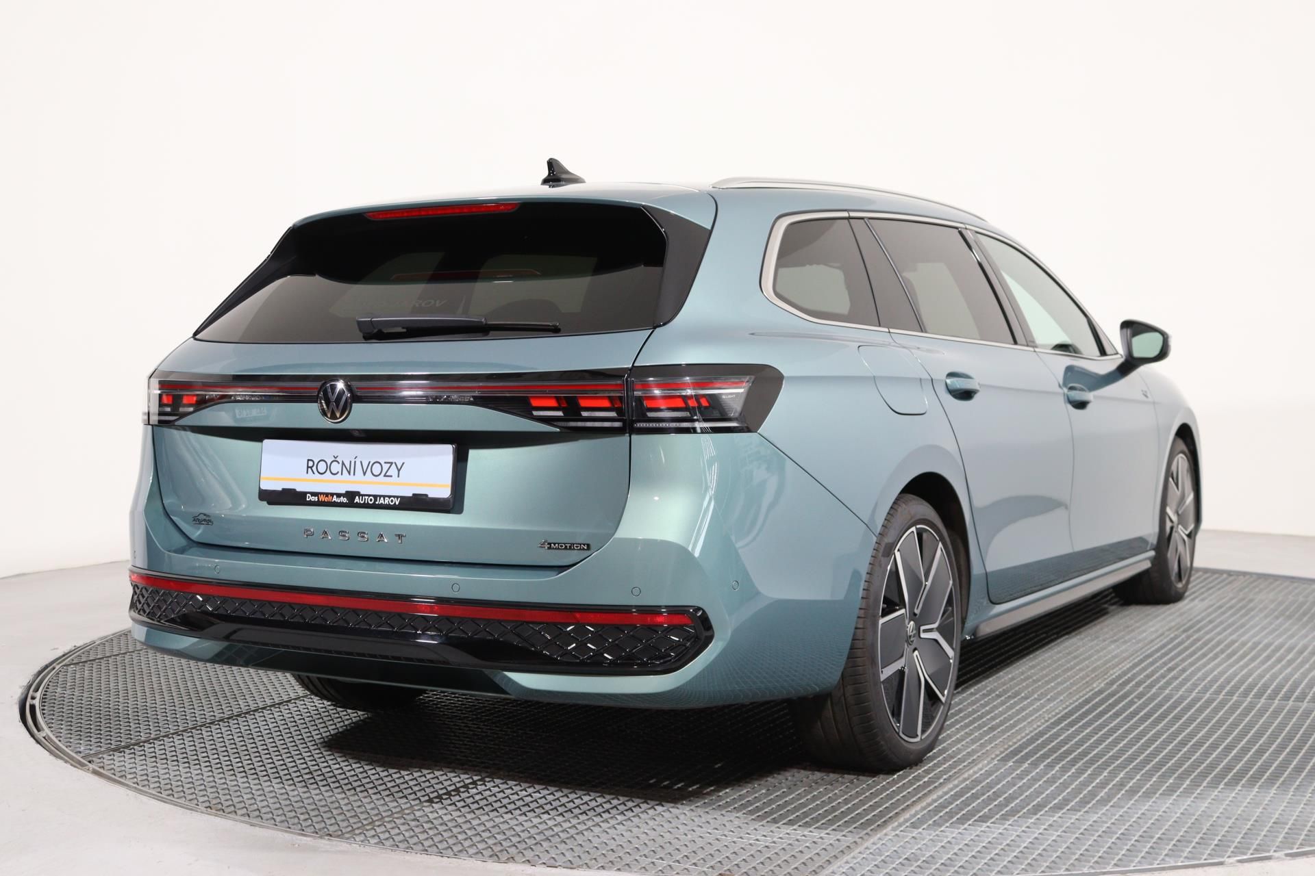 Volkswagen Passat, R-Line 2,0 TDI 142 kW 4MOTION/ - fotka 2
