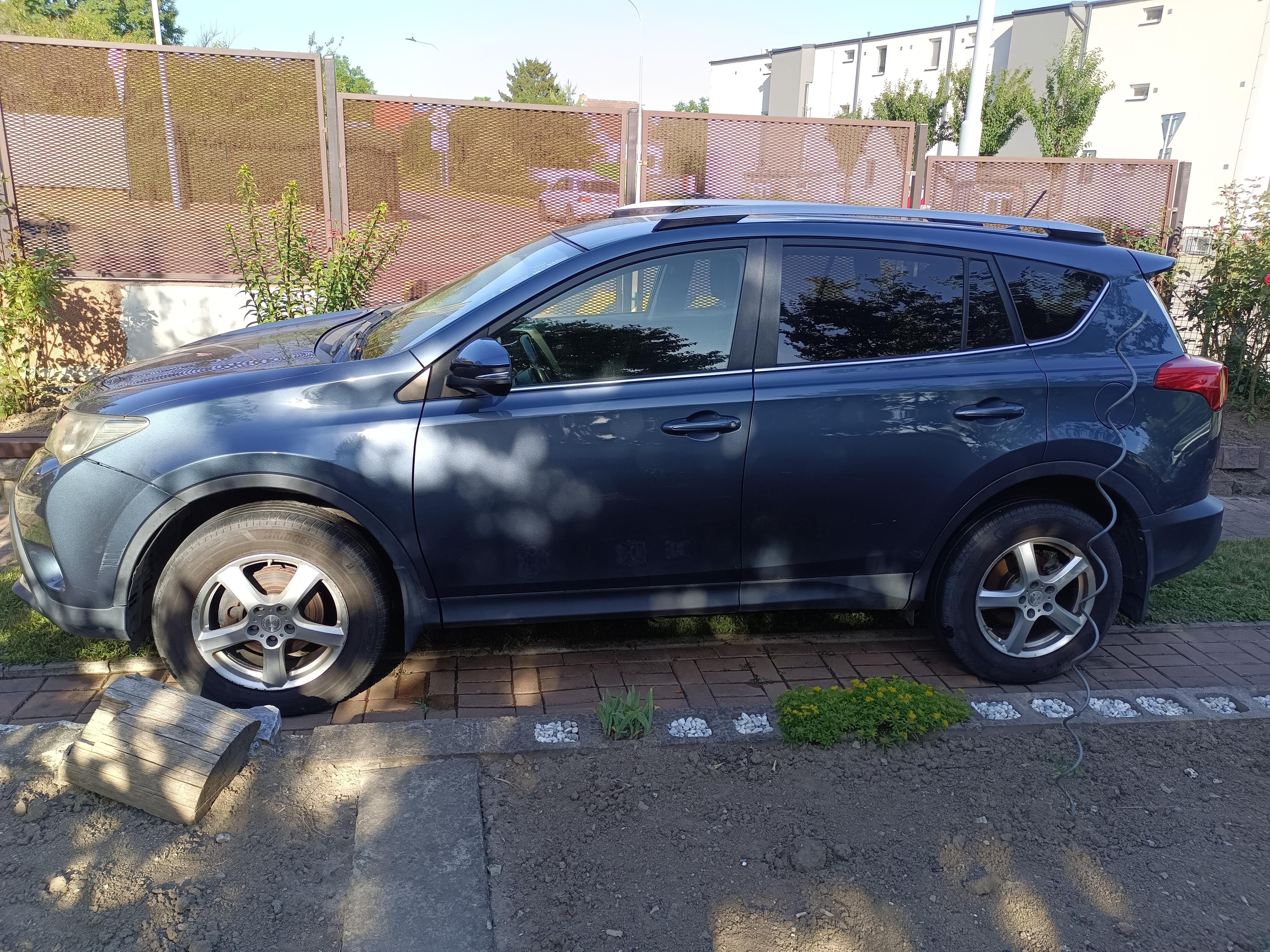 Toyota Rav4, tažné + sada kol navíc - fotka 3