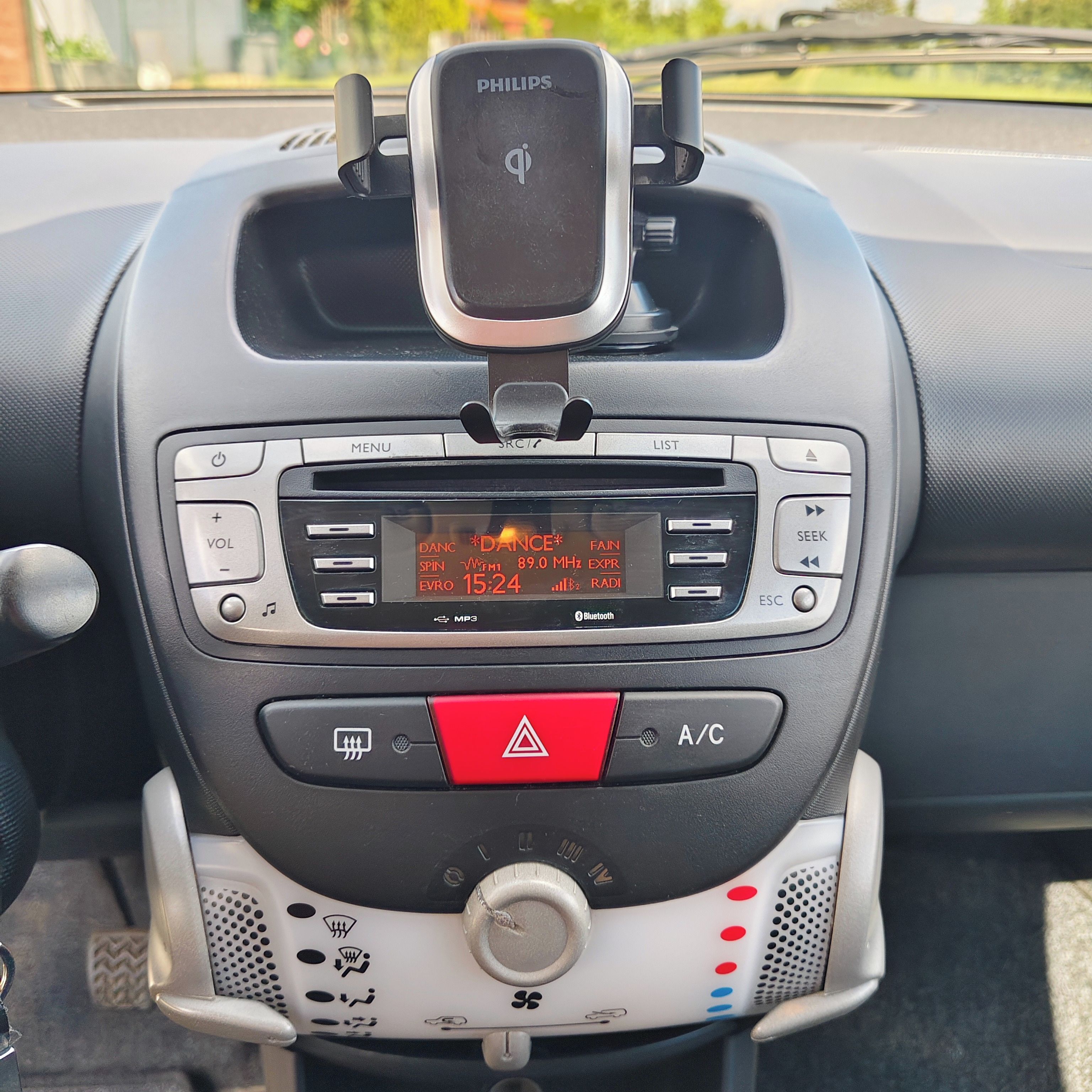 Peugeot 107, kůže/Alcantar, couvací senzory - fotka 6