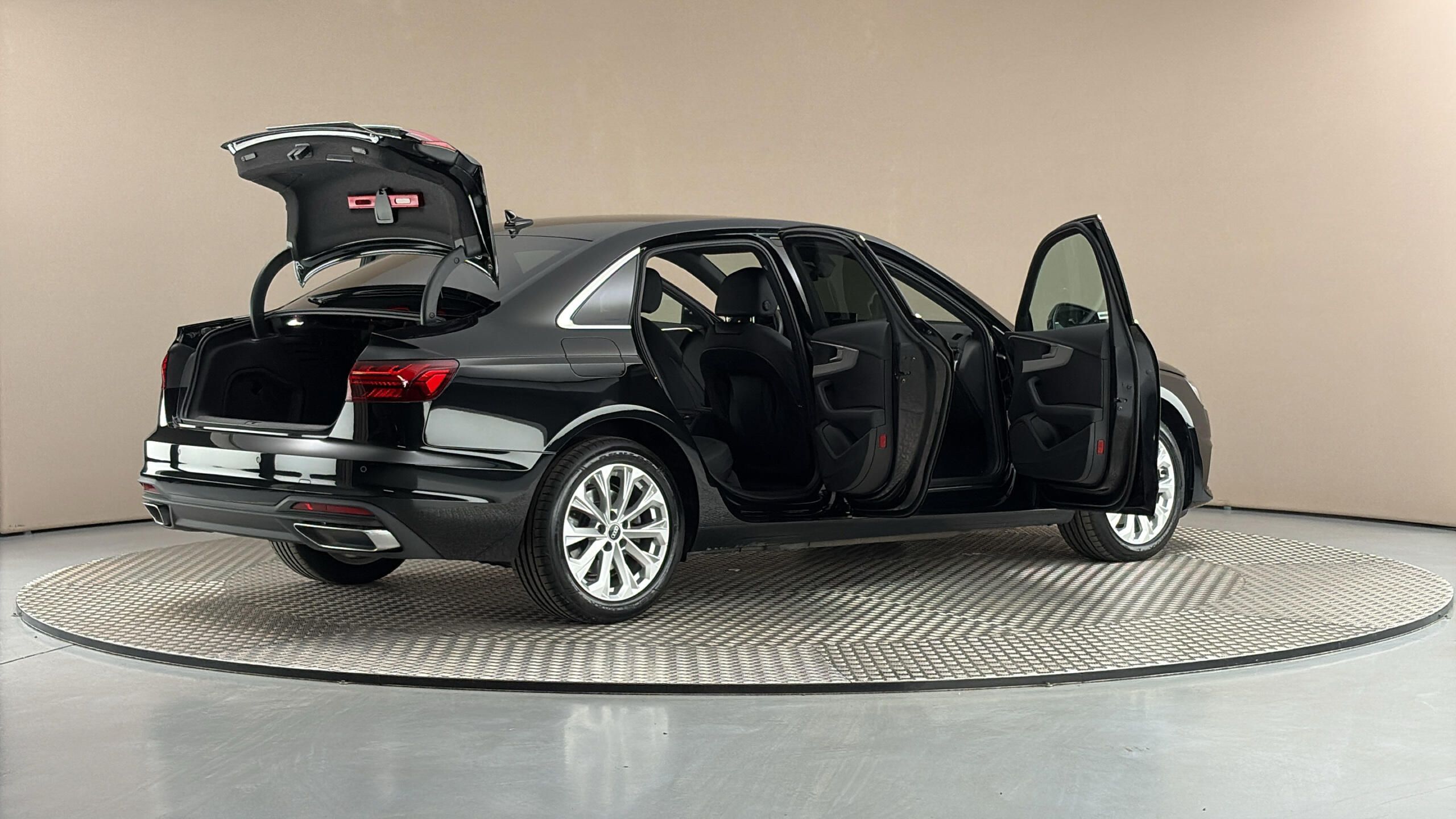 Audi A4, 2.0 40TDI S Tronic Quattro - fotka 6