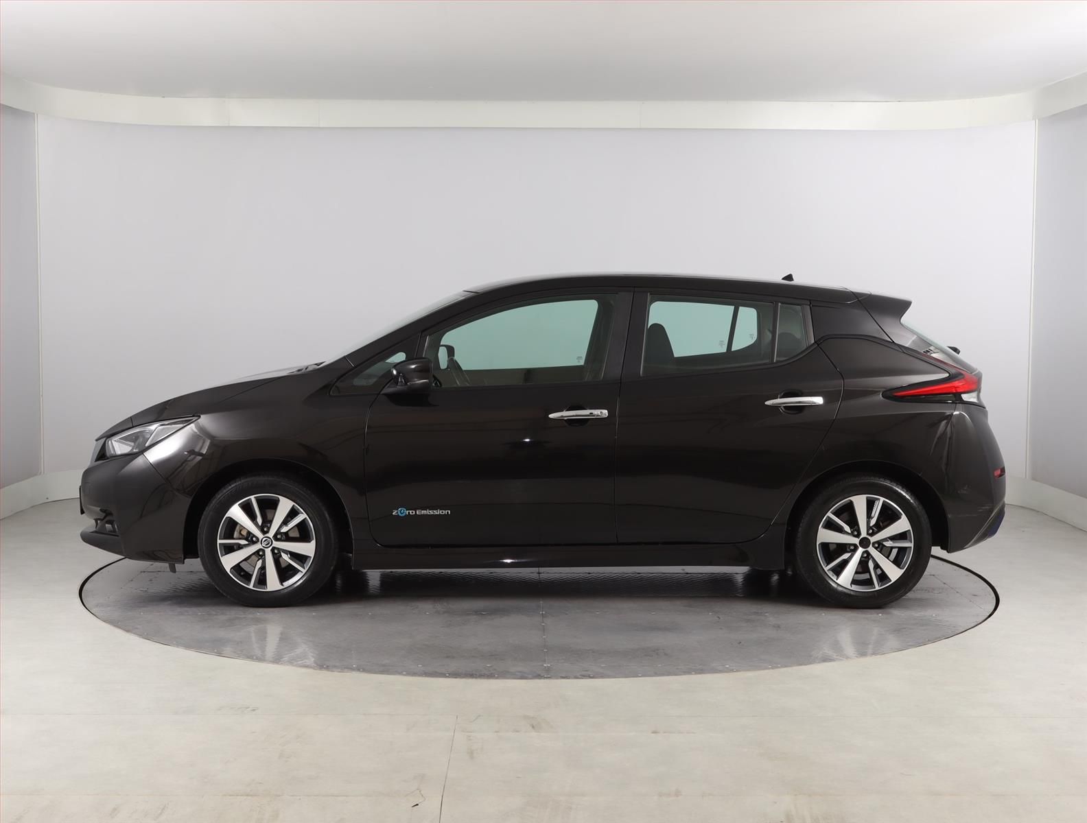 Nissan LEAF, 40 kWh, SoH 90%, Automat - fotka 3