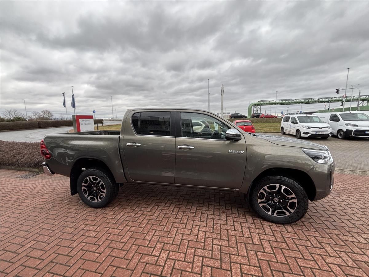Toyota Hilux, 2,8   INVINCIBLE - fotka 4