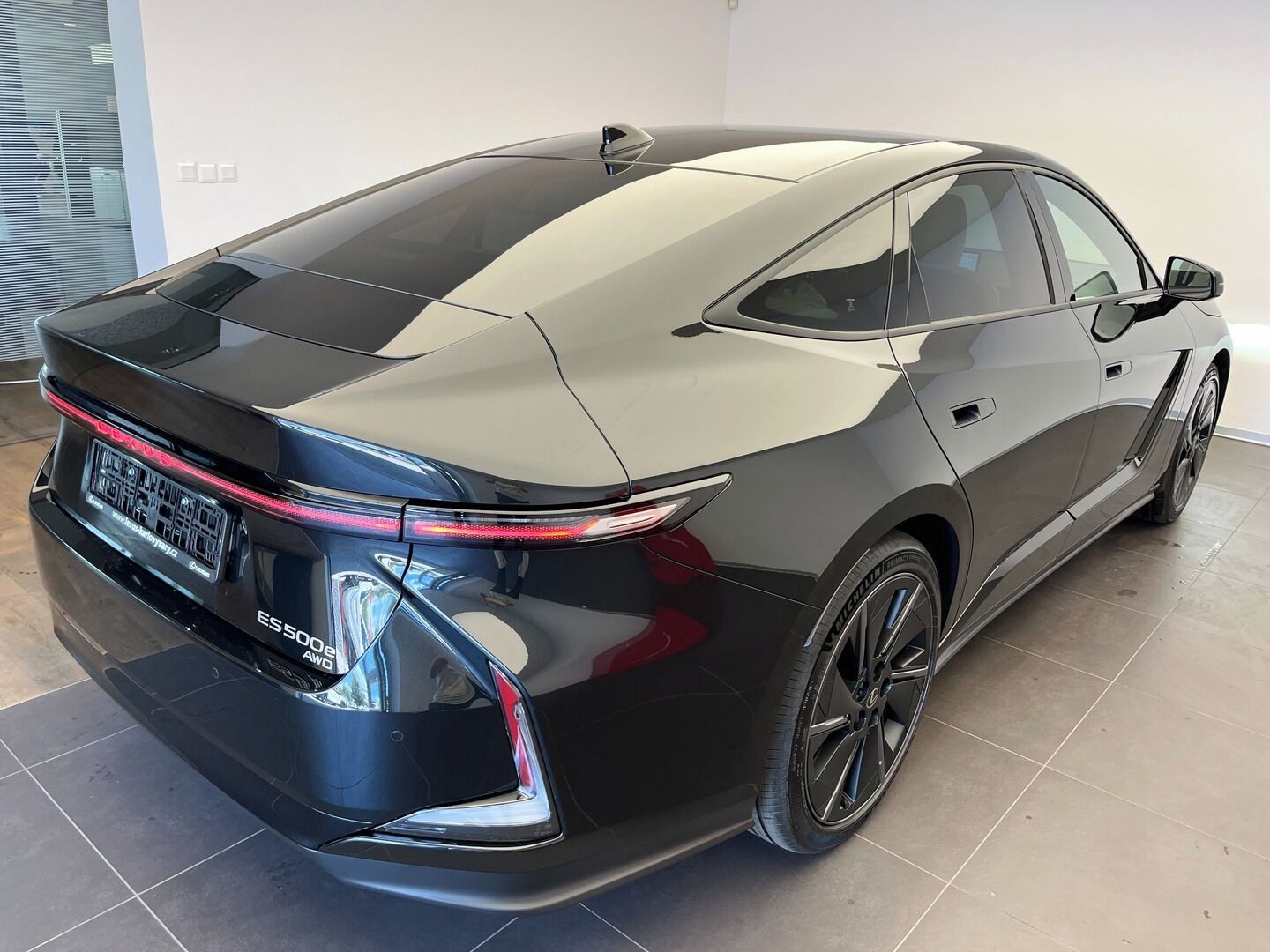 Lexus ES, 500e Prestige + 21" kola AERO - fotka 4