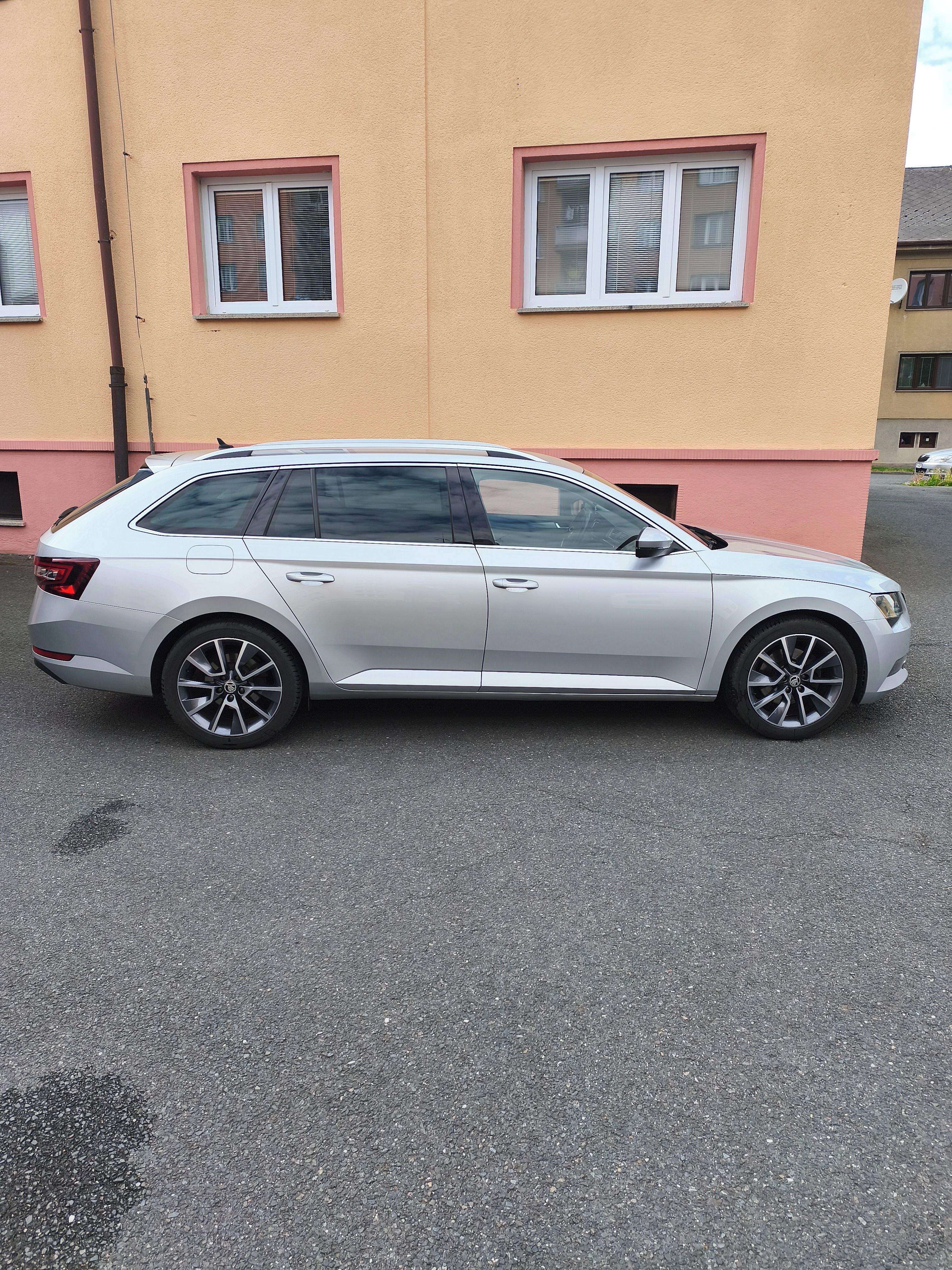 Škoda Superb, 2,0 TDI servisováno - fotka 4