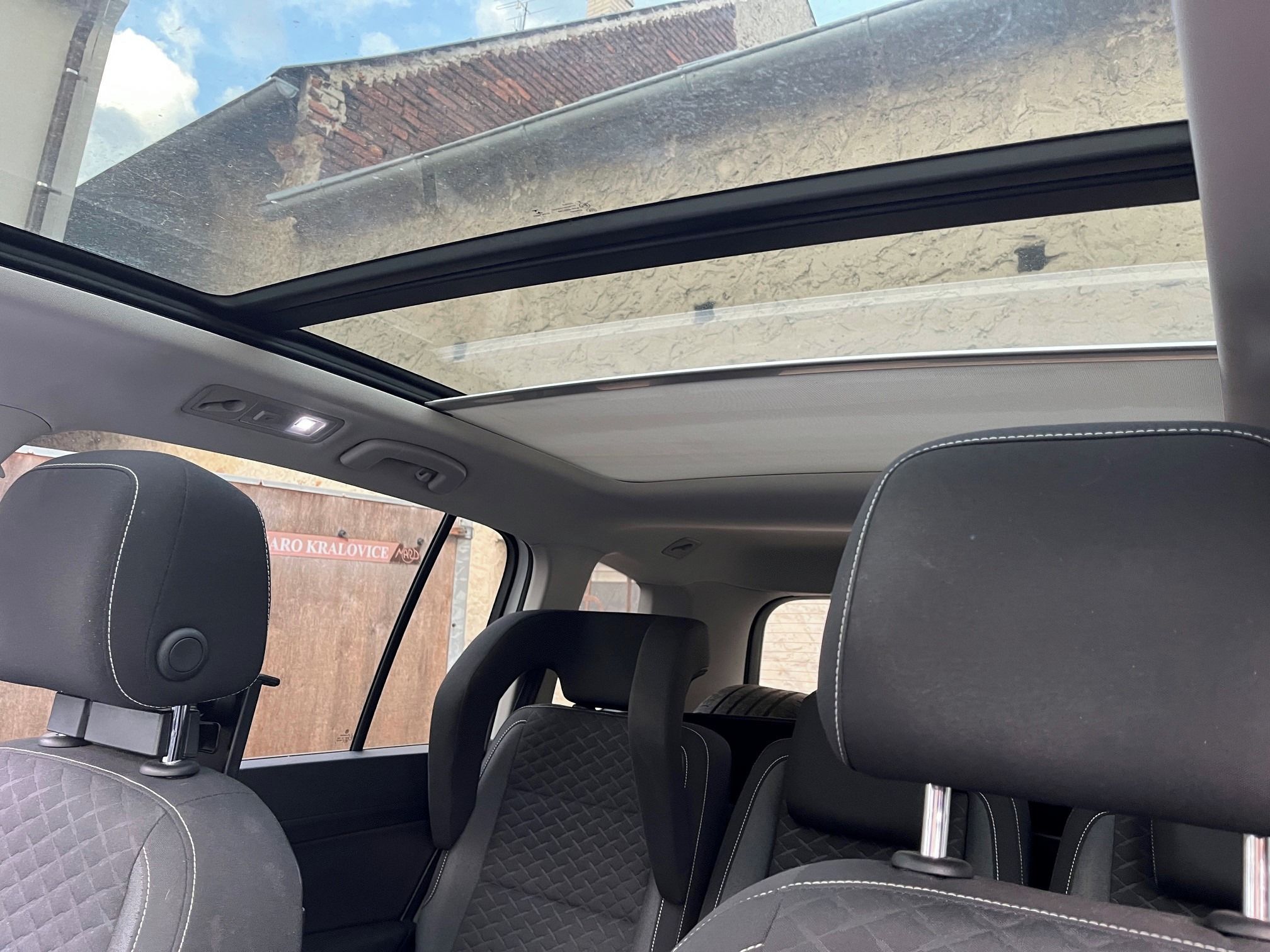 Volkswagen Touran, 1,6 TDI manuál, nová technická - fotka 3