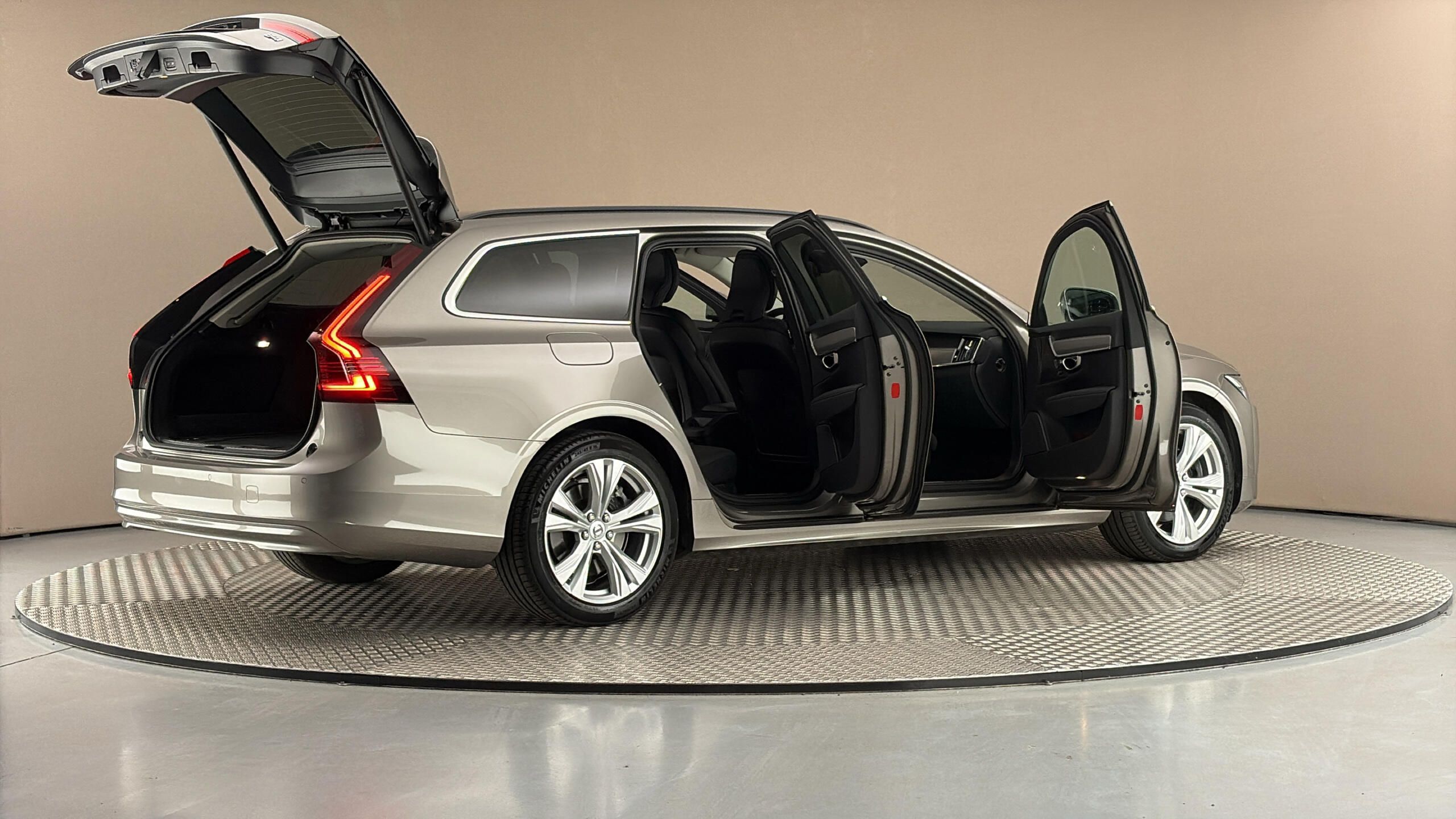 Volvo V90, 2.0 B4 AUT Momentum Pro - fotka 6