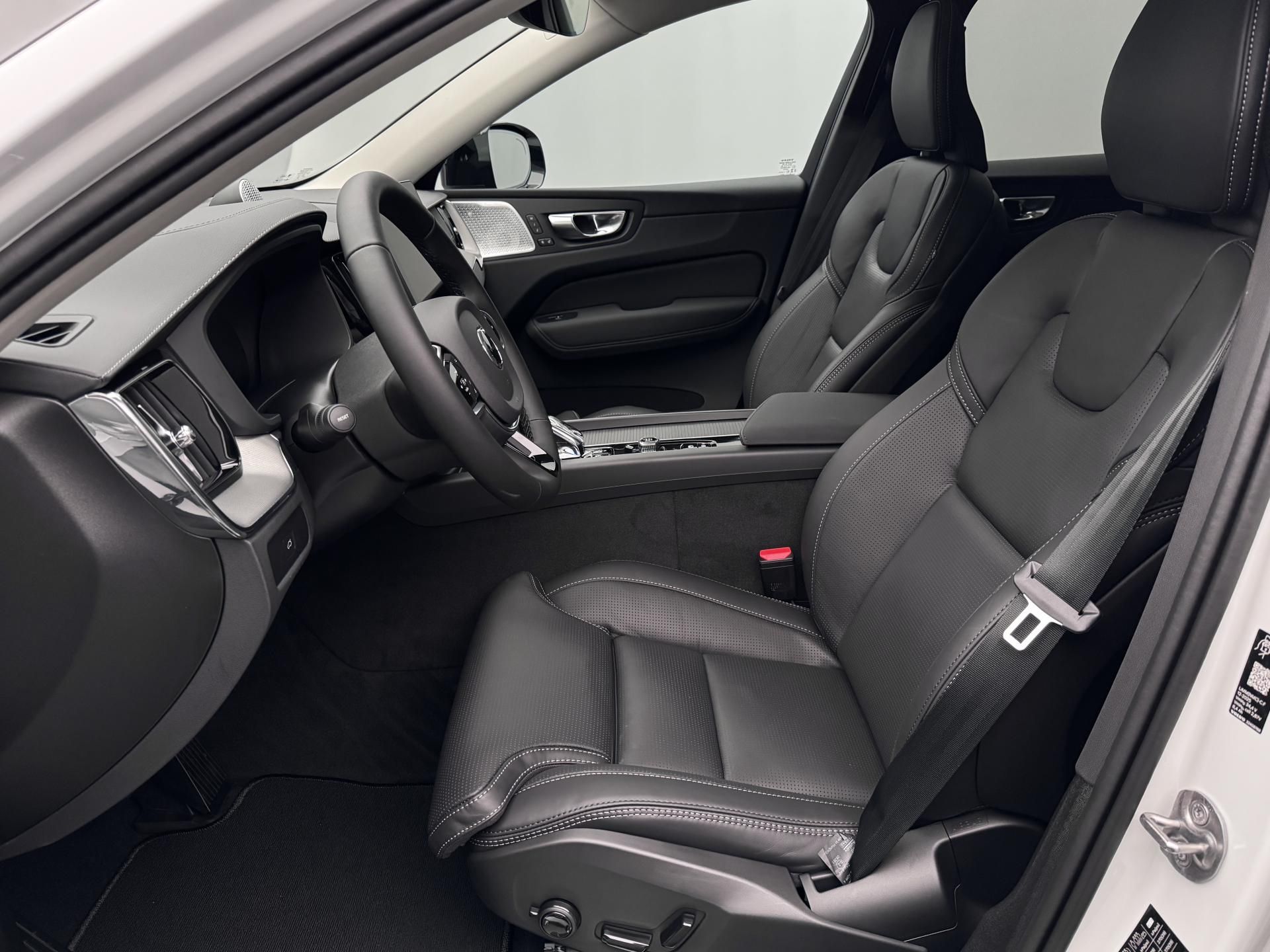Volvo XC60, B5 AWD AUT DARK ULTRA - fotka 3