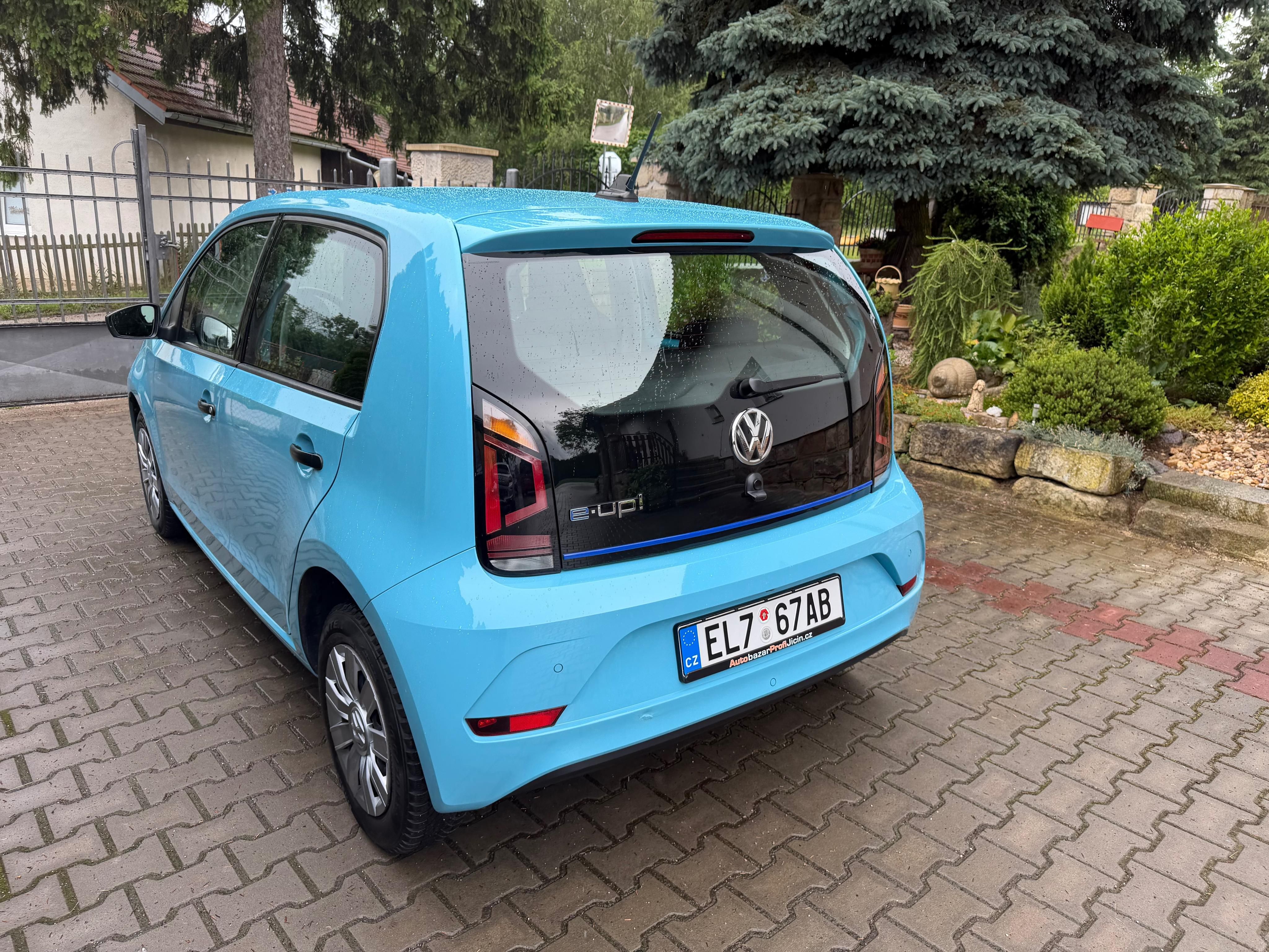 Volkswagen e-up, 60 kw , serviska , Top stav - fotka 6