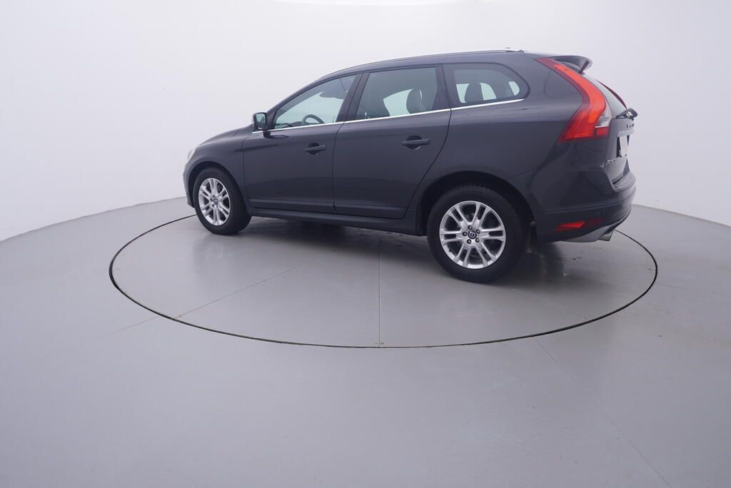 Volvo XC60, R-design Momentum 2.4 D4 133 k - fotka 3