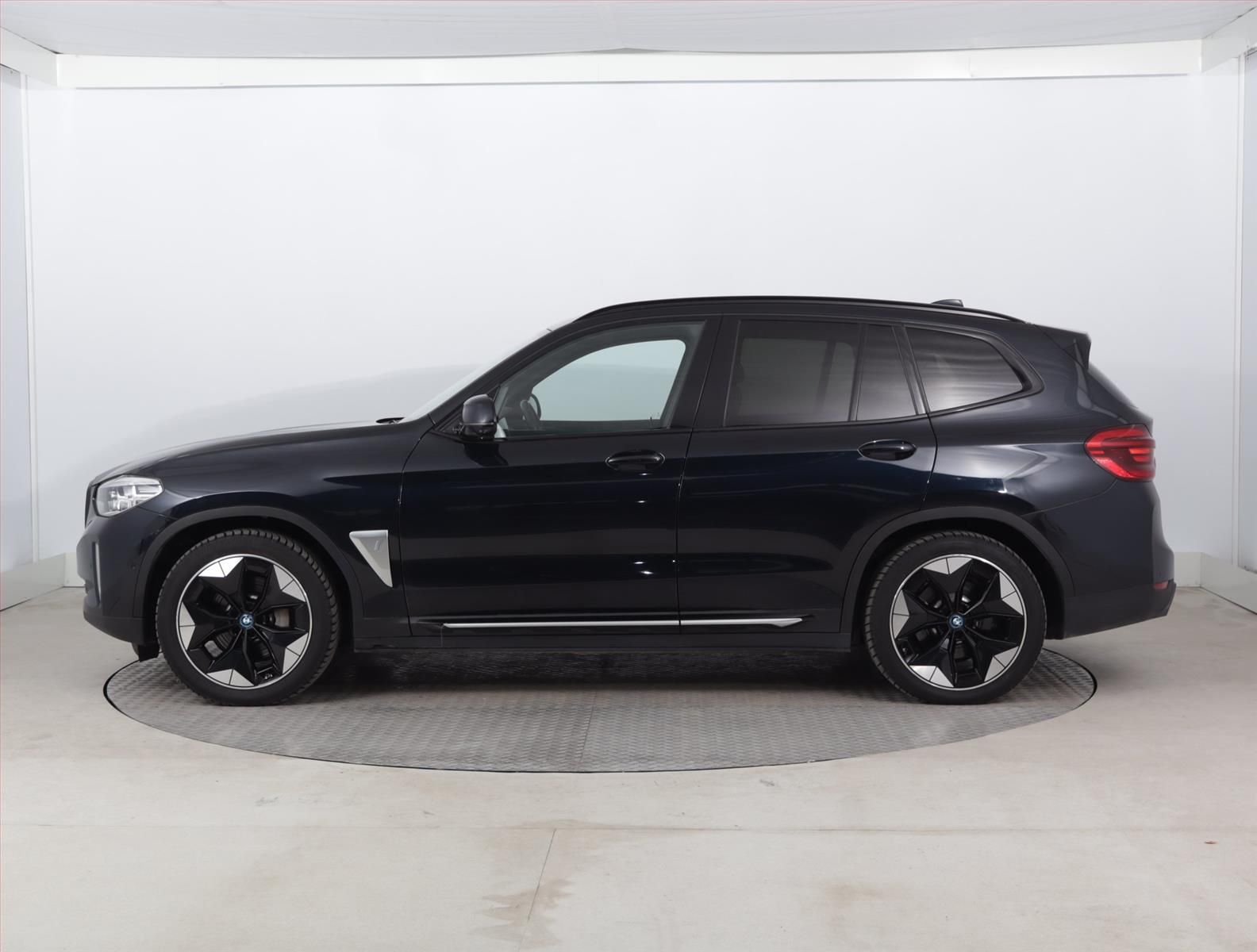 BMW iX3, 80 kWh, SoH 87% - fotka 3