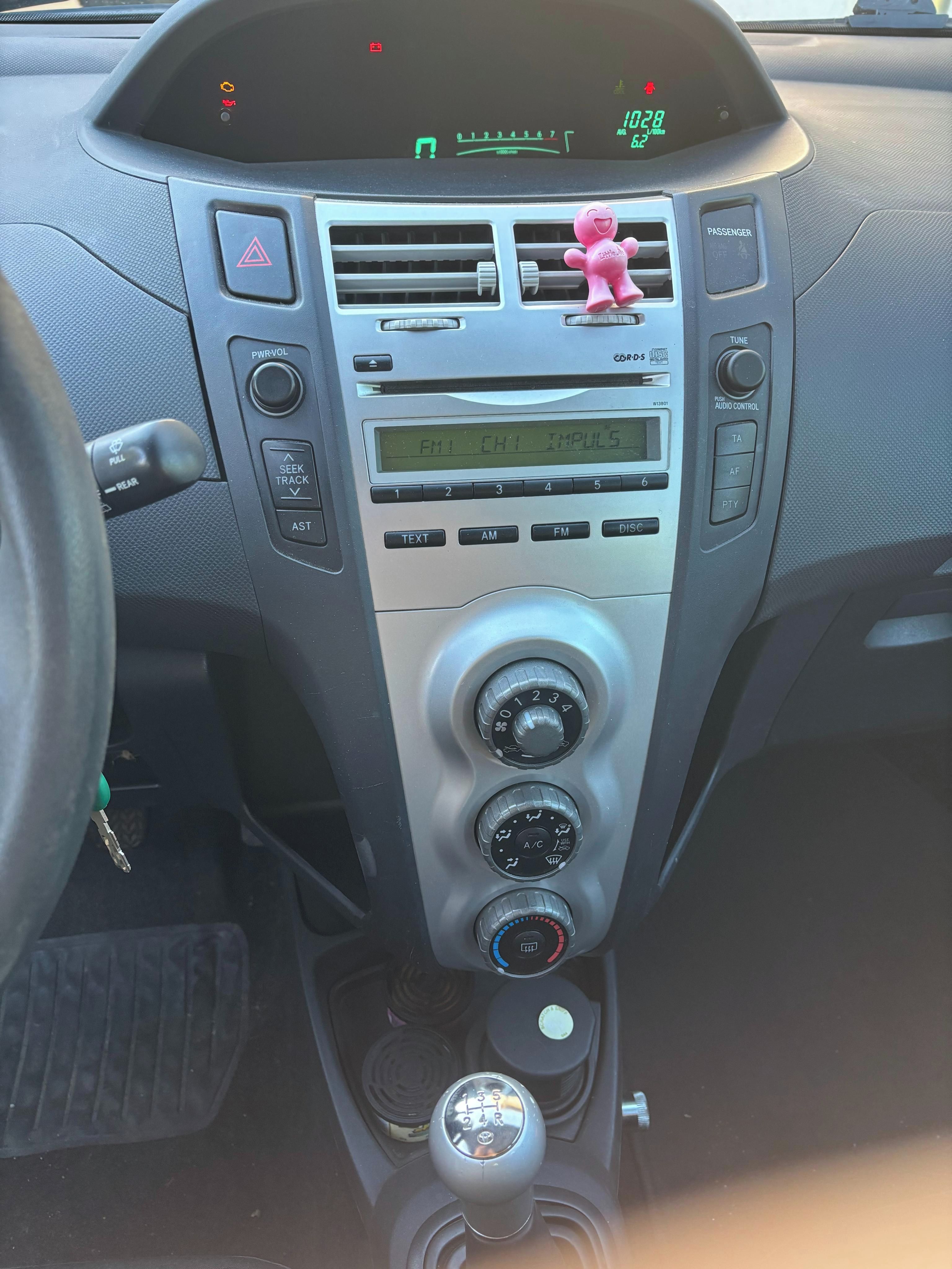 Toyota Yaris, bez závad, 2 sady kol - fotka 6