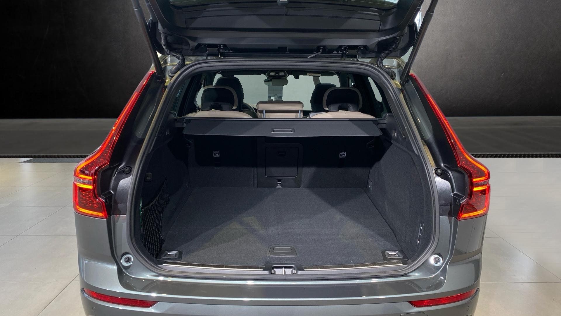 Volvo XC60, ULTRA DARK, B5 AWD, 184+10 kW - fotka 6