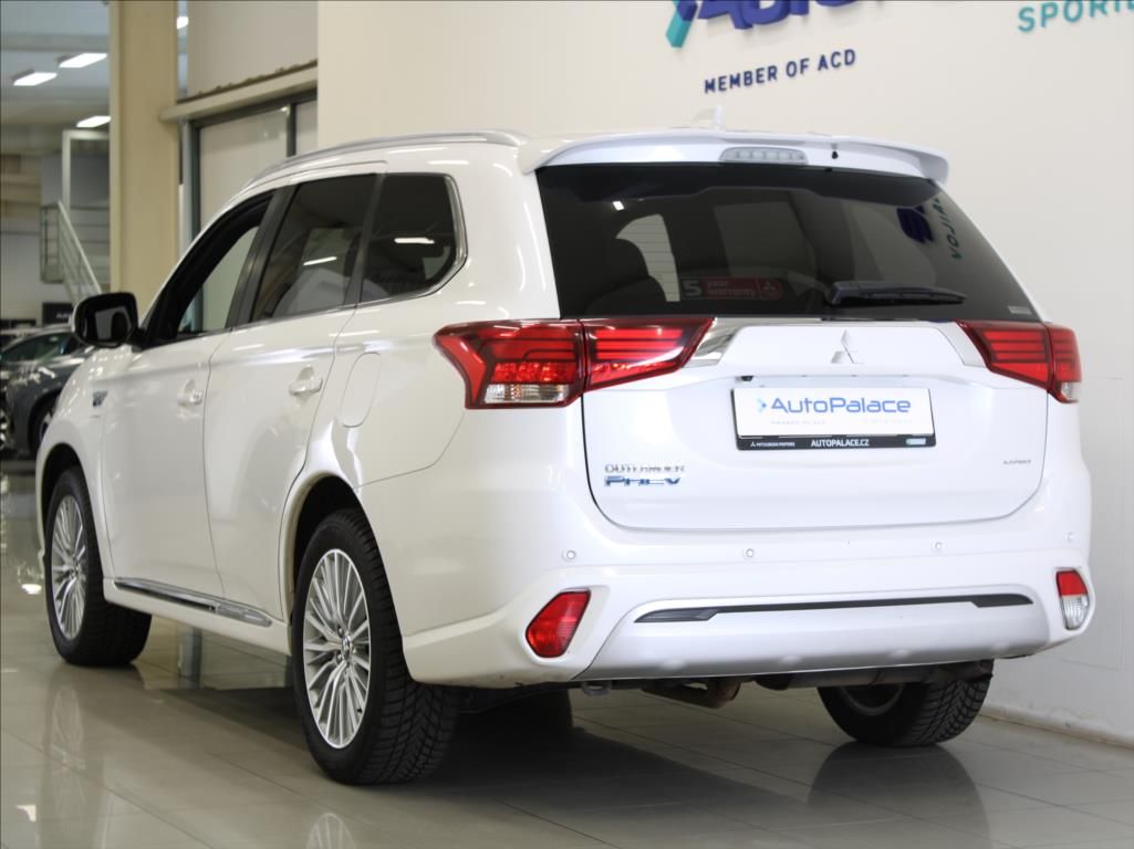 Mitsubishi Outlander, 2,4 PHEV 165kW Instyle 1.maj.Č - fotka 3