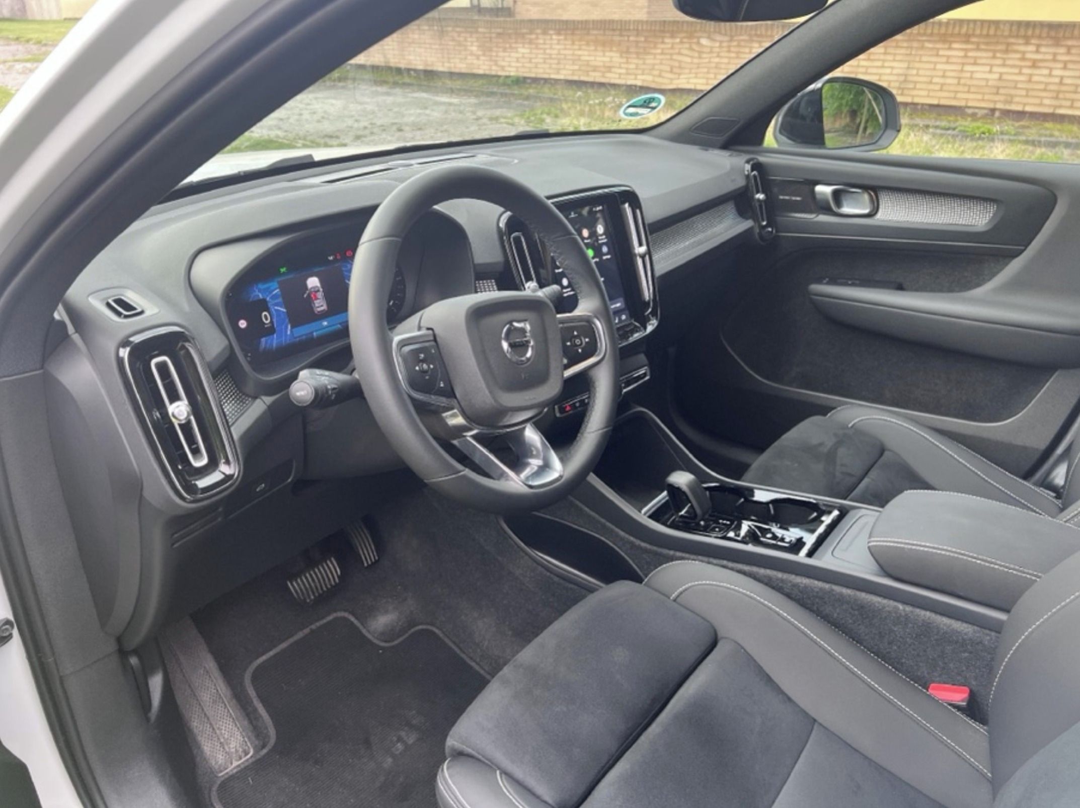 Volvo XC40, B3 Plus Dark Mild Hybrid Auto - fotka 6
