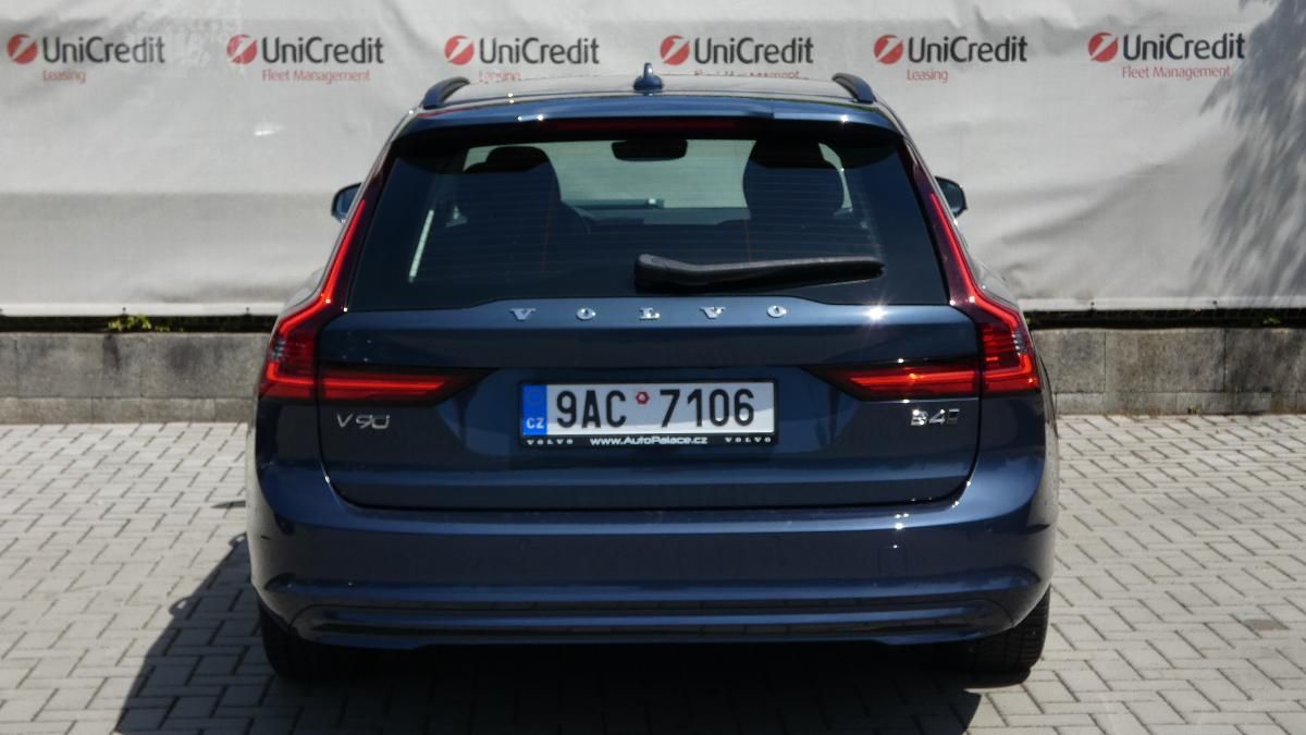 Volvo V90, B4 mHEV AWD aut. Momentum Pro - fotka 4
