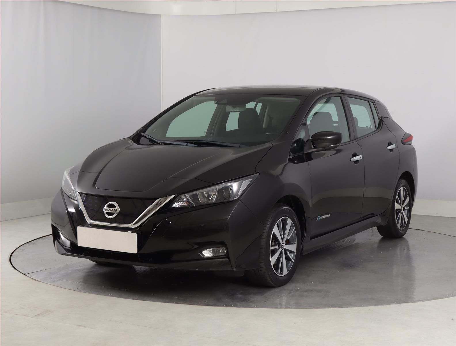 Nissan LEAF, 40 kWh, SoH 90%, Automat - fotka 2