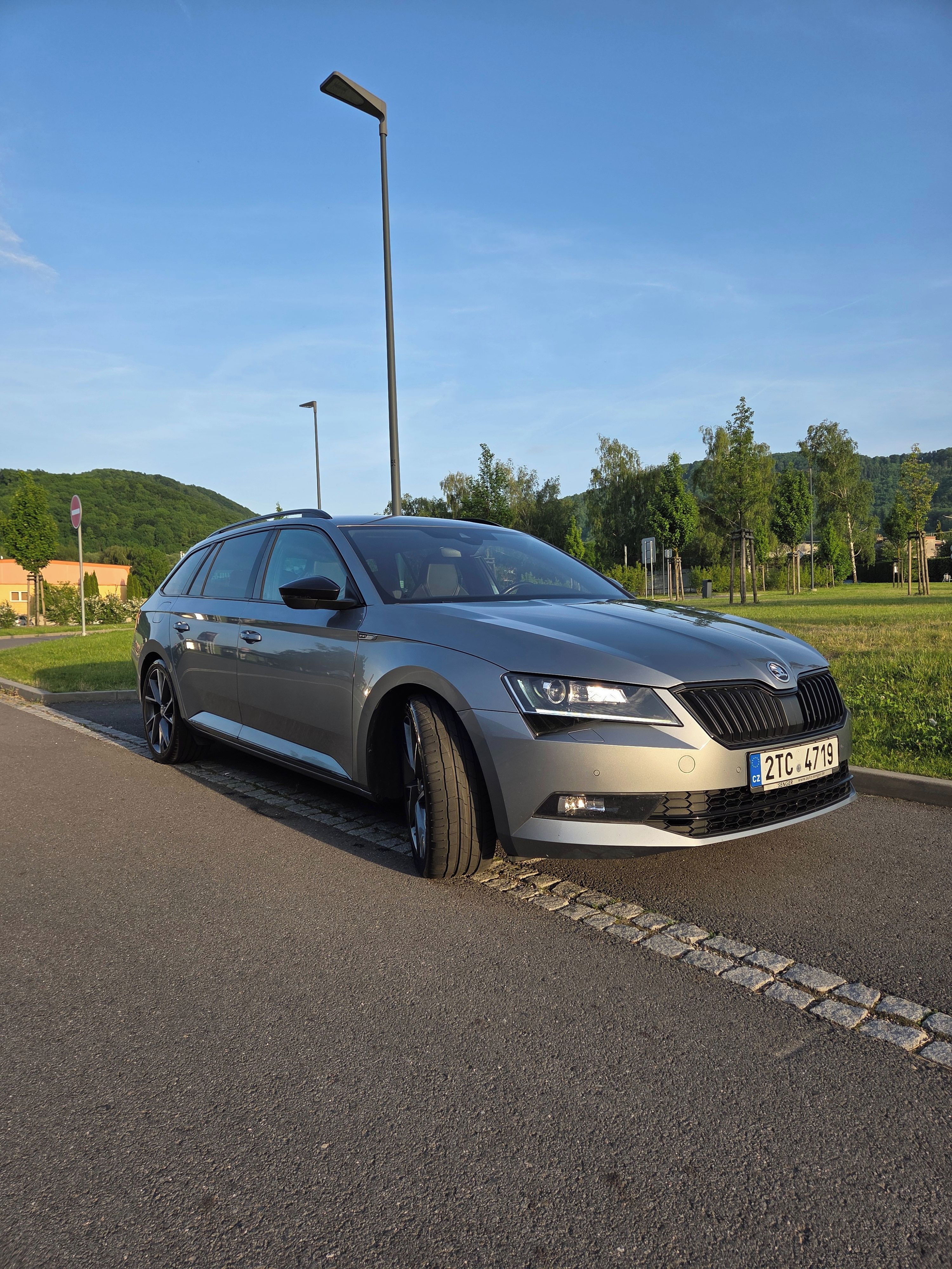 Škoda Superb, Sportline 2.0 TDI manuál - fotka 2