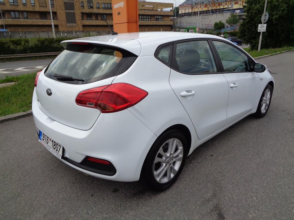 Kia Cee´d, 1.4  CVVT,KOUPENO ČR,1.MAJITEL - fotka 6