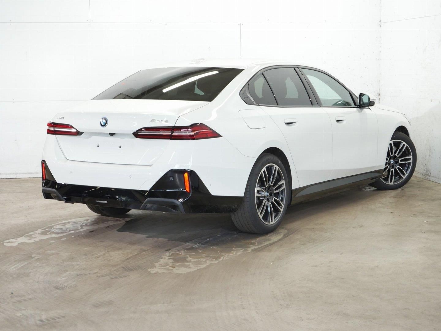 BMW Řada 5, 550e xDrive - fotka 4