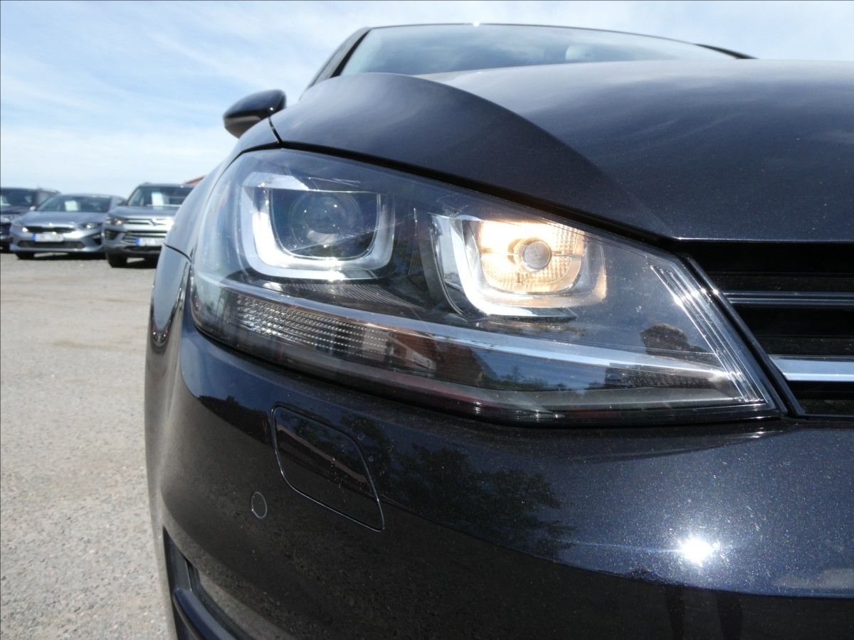 Volkswagen Golf, 1,6 TDi 77kW serviska, xenony - fotka 5