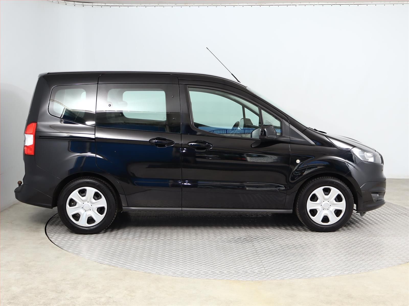 Ford Tourneo Courier, 1.0 EcoBoost, Trend, 5Míst - fotka 6