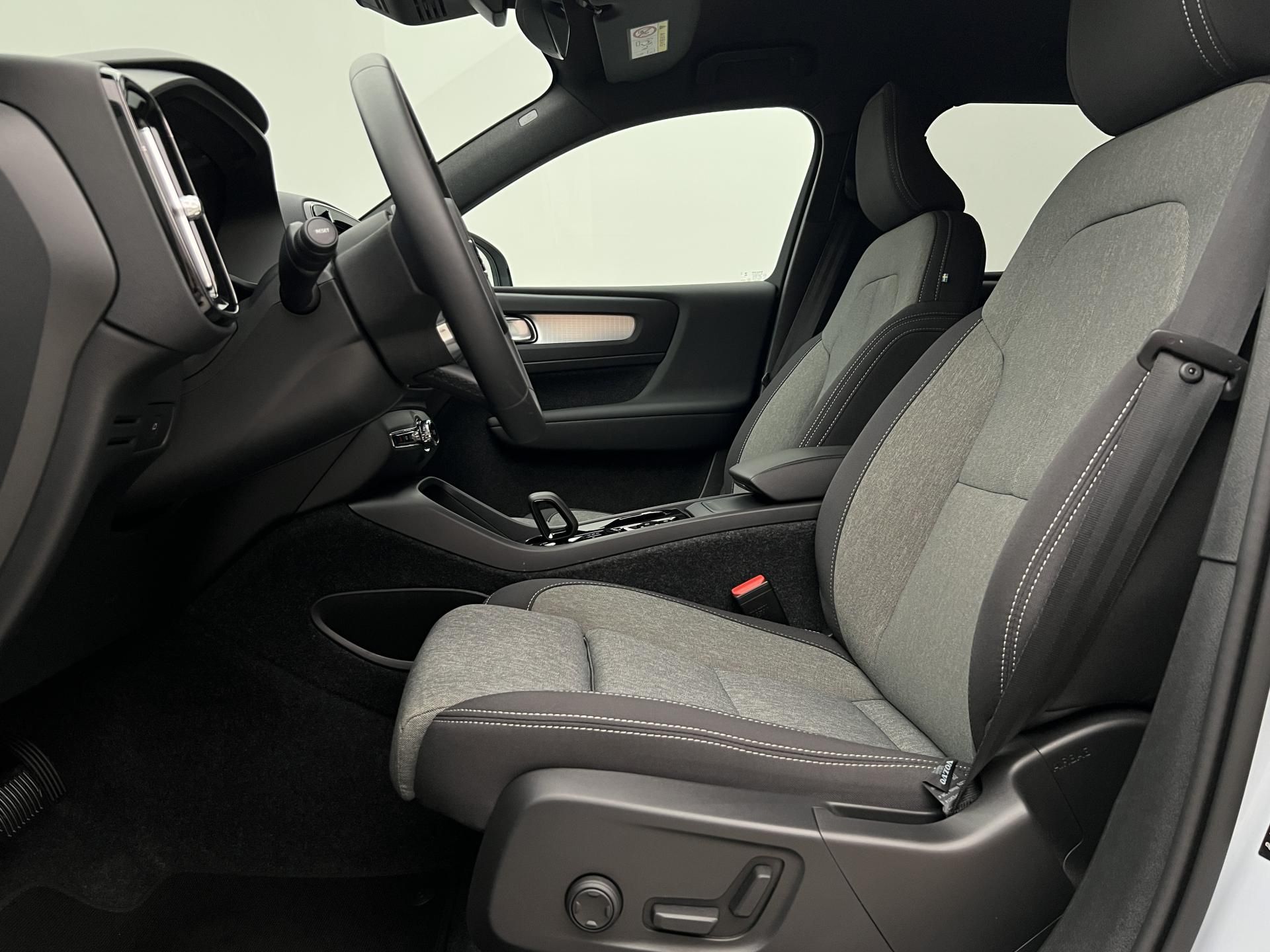 Volvo XC40, B3 DARK PLUS AUT CZ - fotka 3