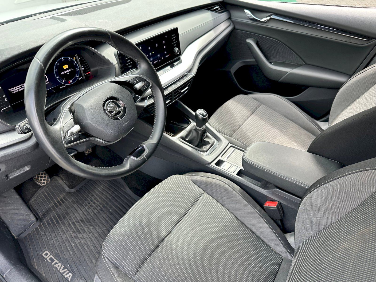 Škoda Octavia, 2.0 TDI 85kW Ambition Combi - fotka 6