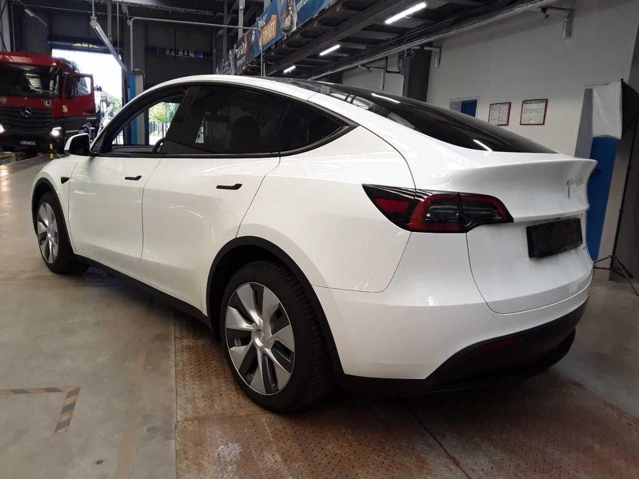 Tesla Model Y, LONG RANGE DUAL MOTORSOH 92,6% - fotka 2