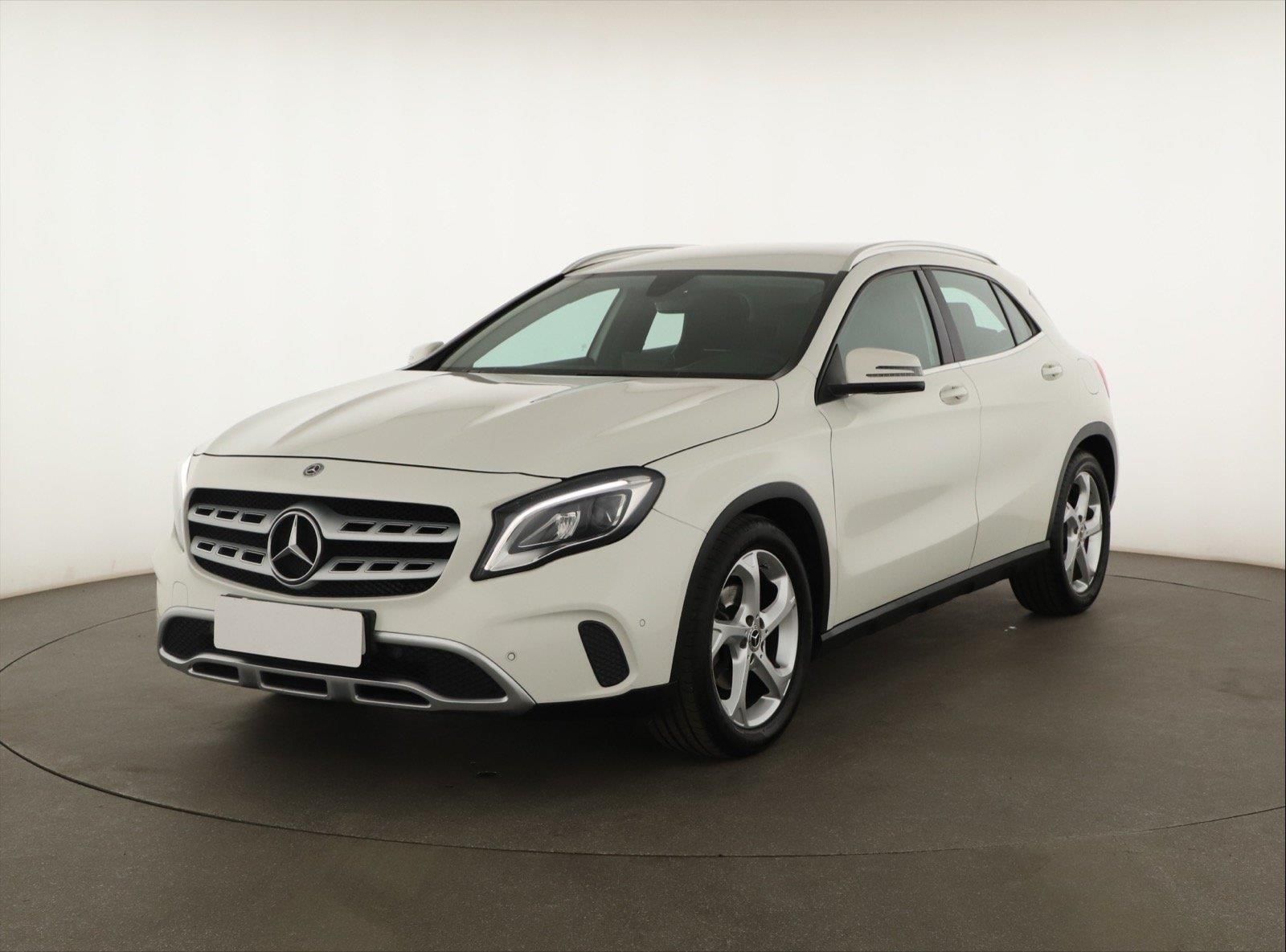 Mercedes-Benz GLA, 180, Automat, Kůže, Navi - fotka 2