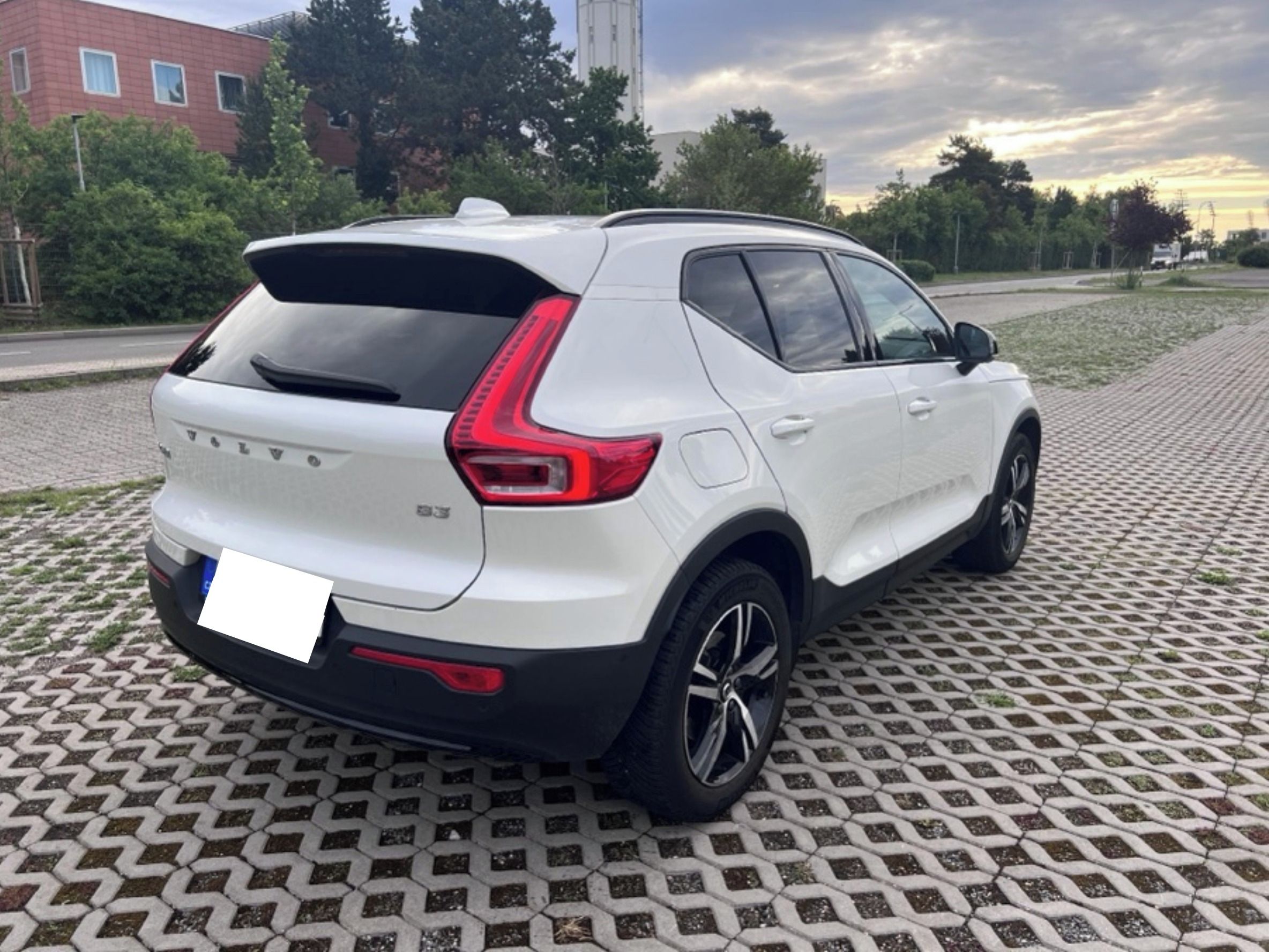 Volvo XC40, B3 Plus Dark Mild Hybrid Auto - fotka 2