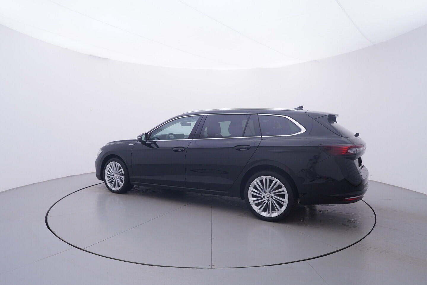 Škoda Superb, Combi L&K  2,0 TDI 4x4 142 kW - fotka 3