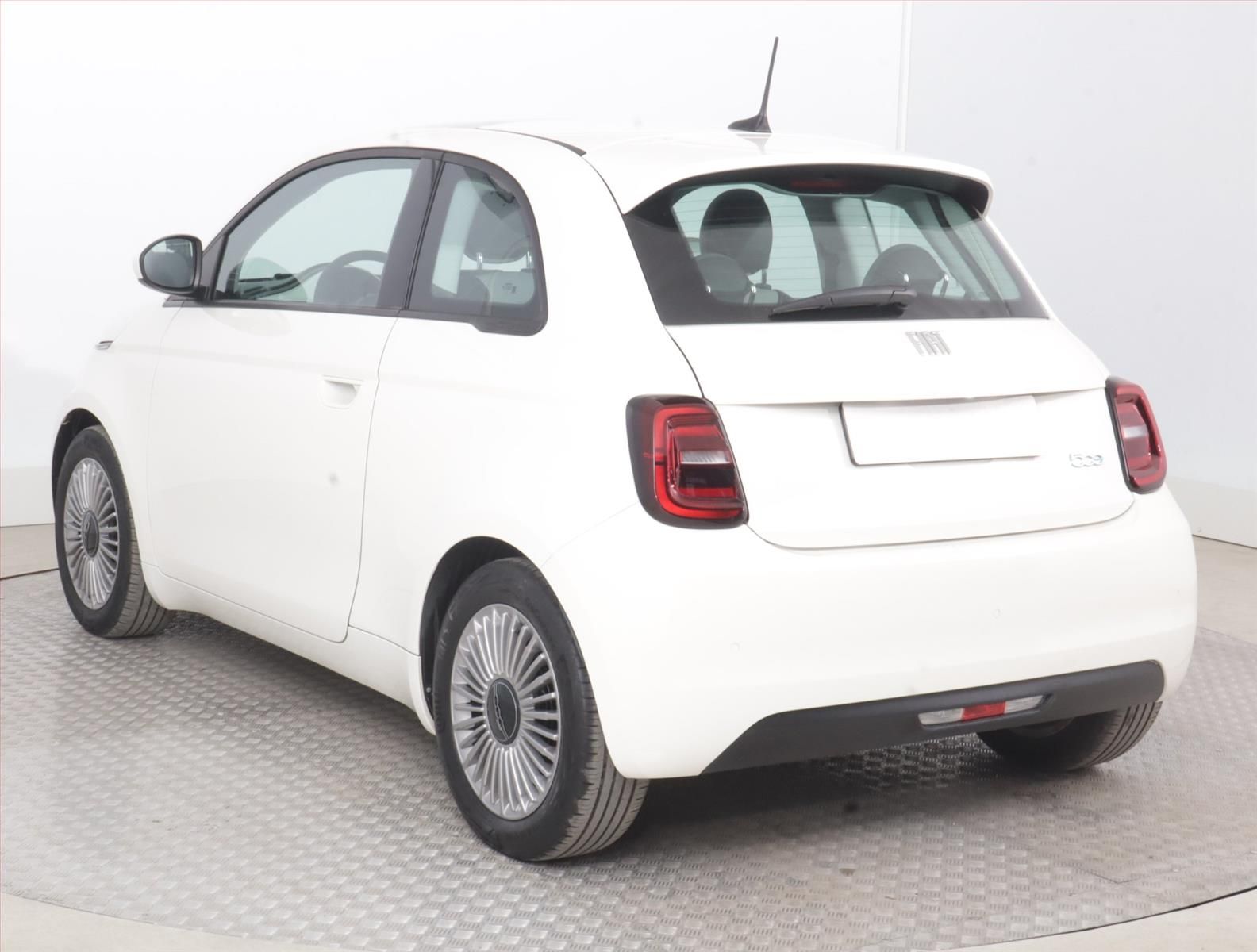 Fiat 500E, 42 kWh, Automat, Navi - fotka 4