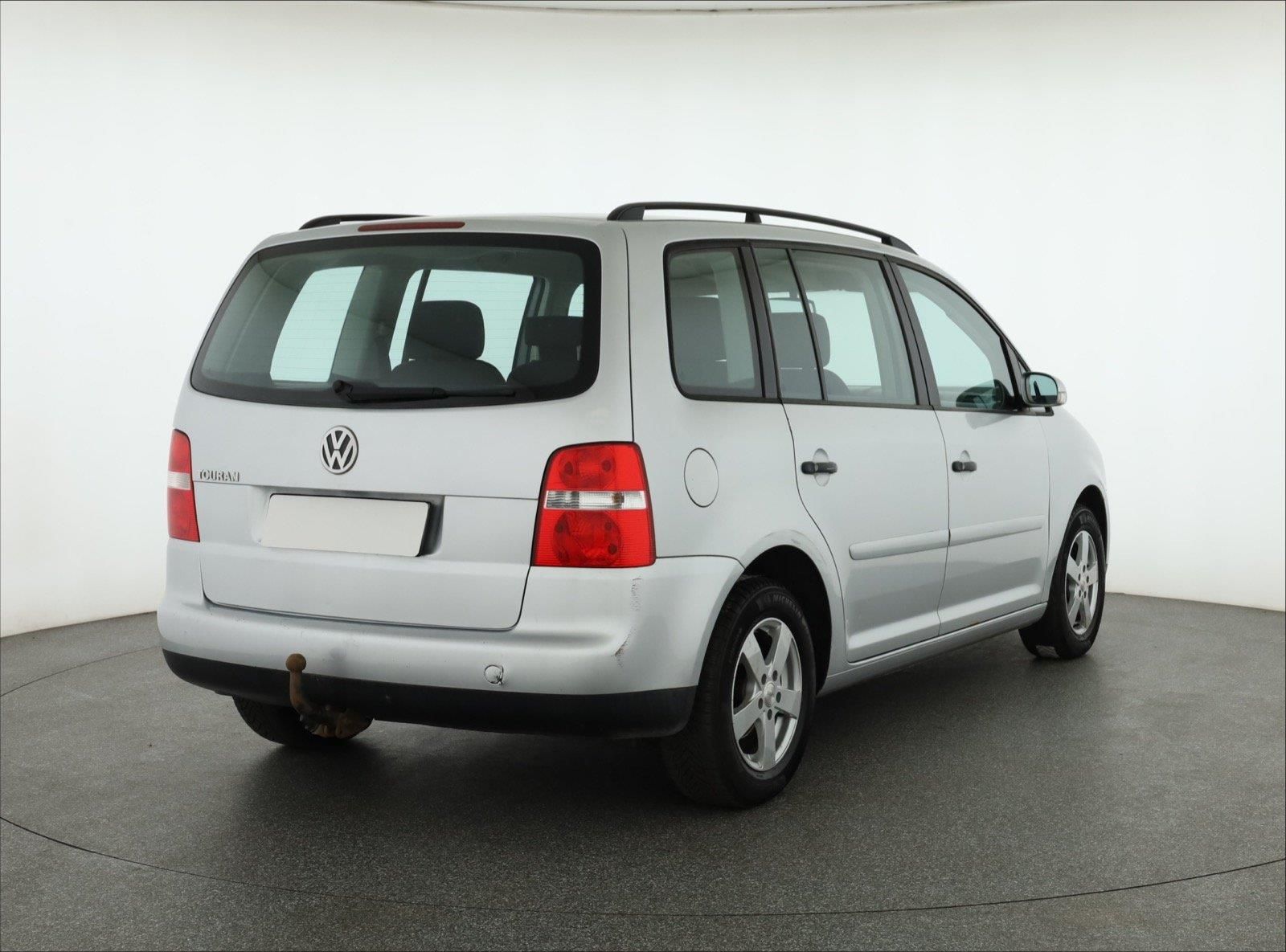 Volkswagen Touran, 1.6 FSI, Trendline, Tažné - fotka 5