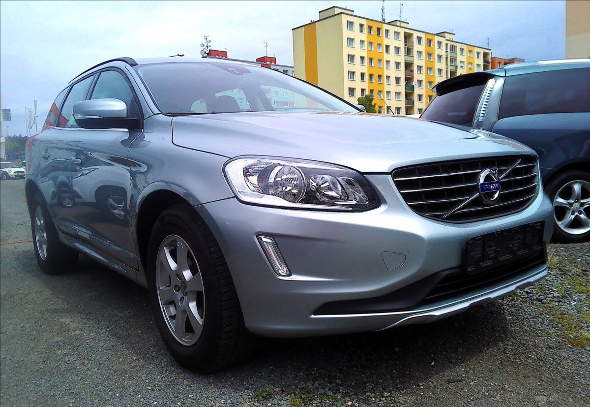 Volvo XC60, 2,0   D D4 MOMENTUM - fotka 2