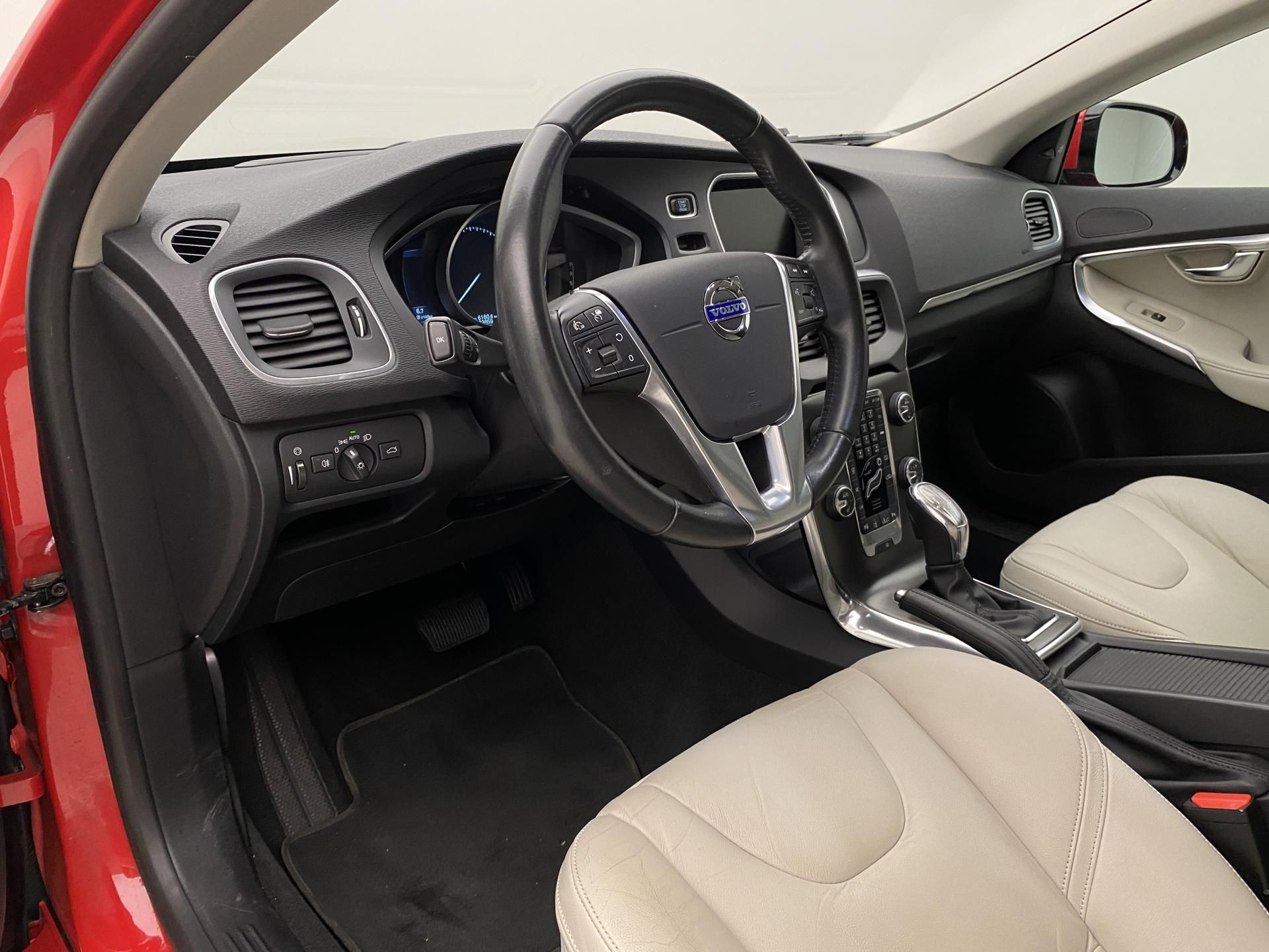 Volvo V40, D4 SUMMUM AUT CZ - fotka 4
